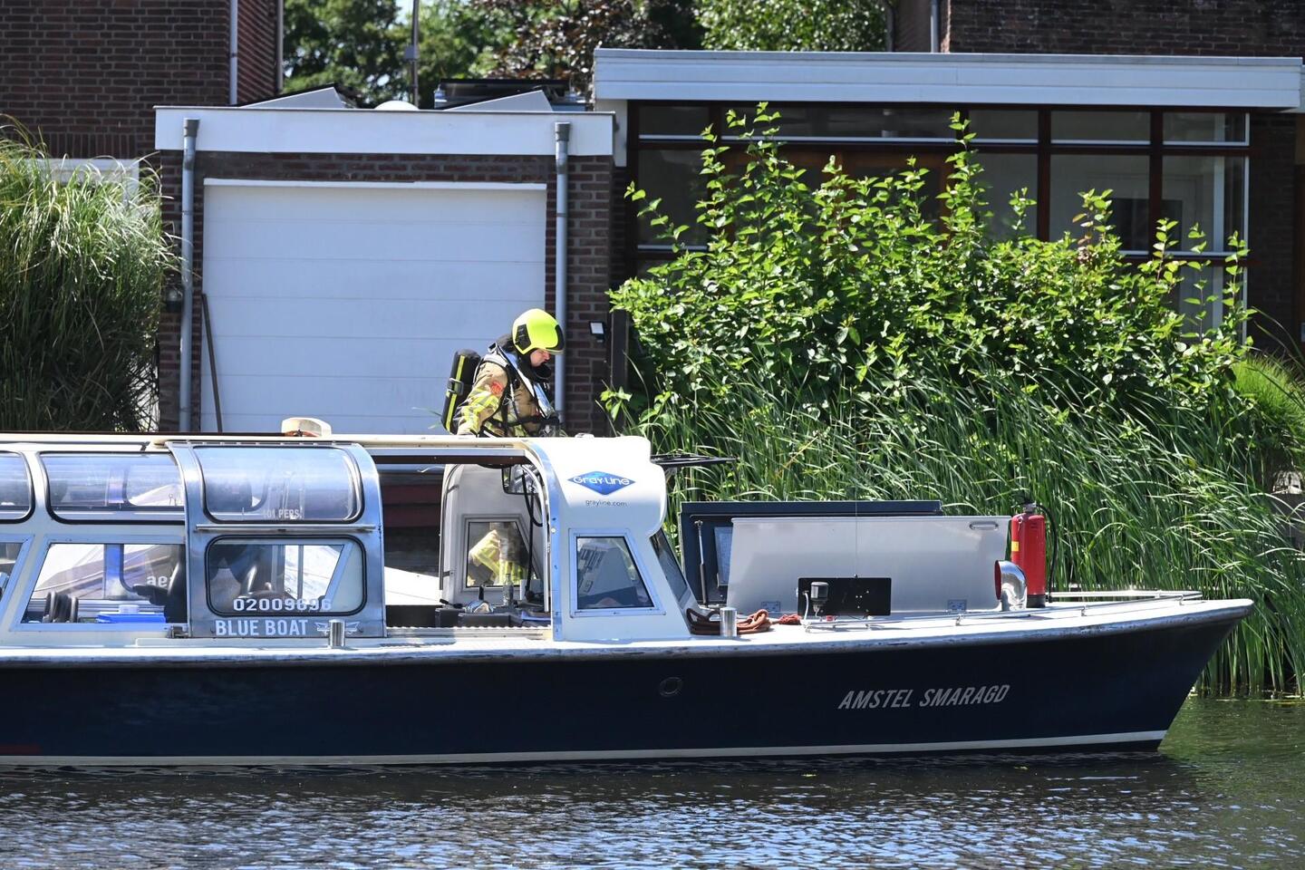 Elektrische rondvaartboot vliegt in brand in Leiden | Leidsch Dagblad