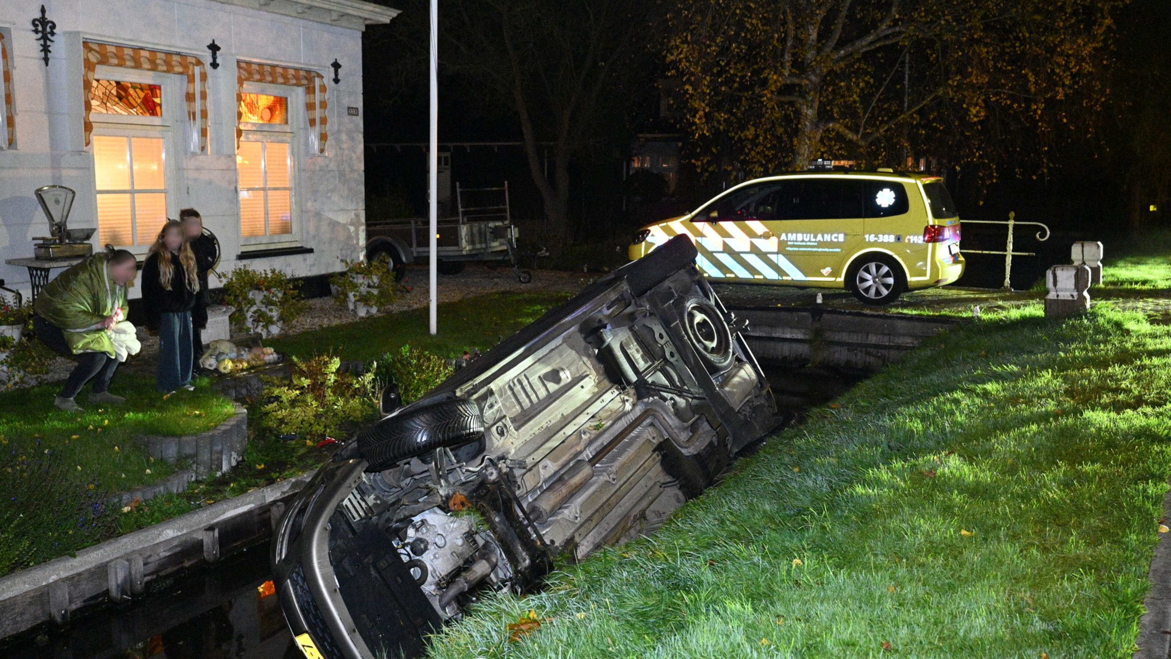 Automobilist raakt te water bij rotonde in Hazerswoude-Rijndijk, schieten te hulp