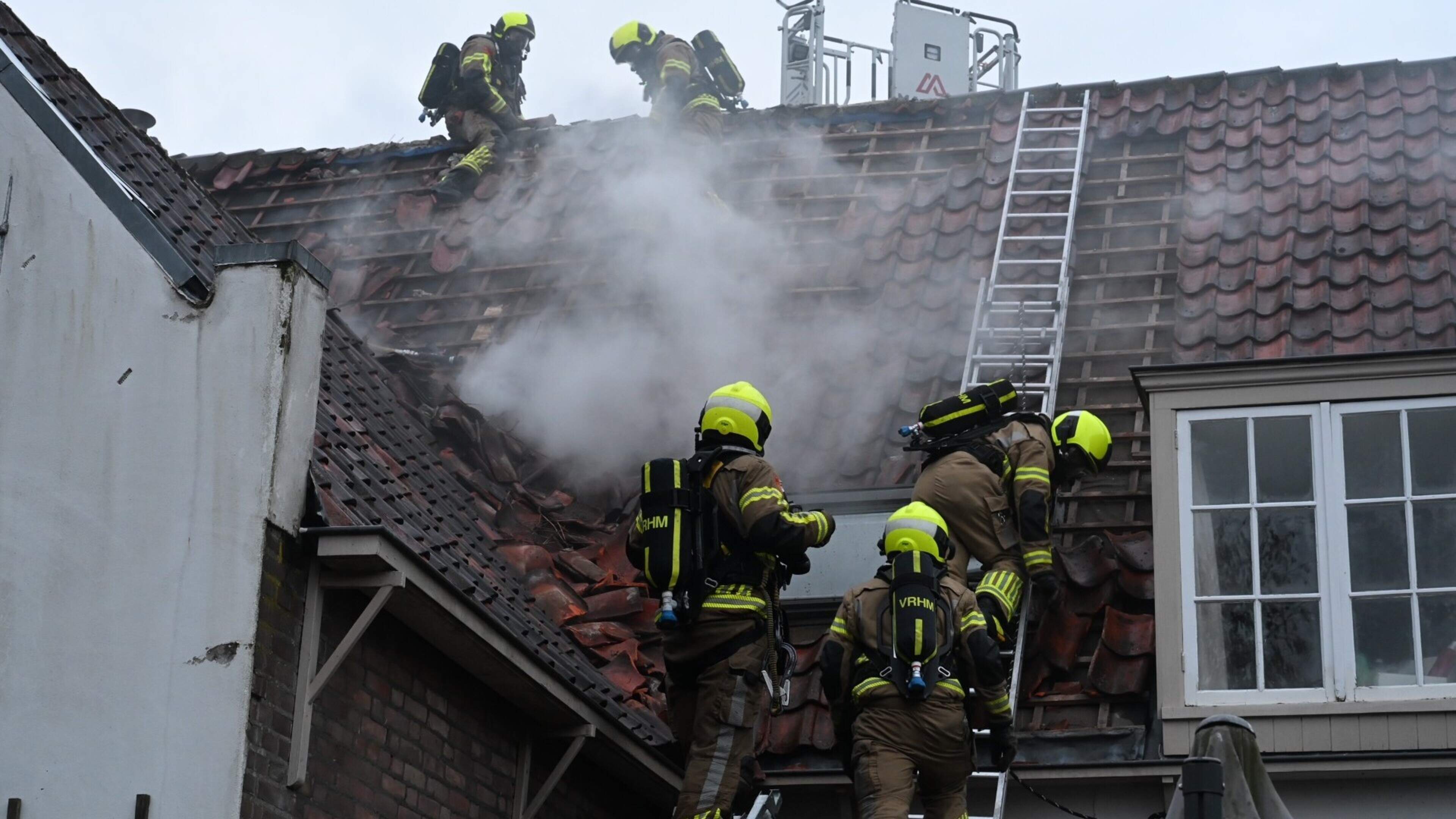 Brand in woning met riet in dak in Warmond