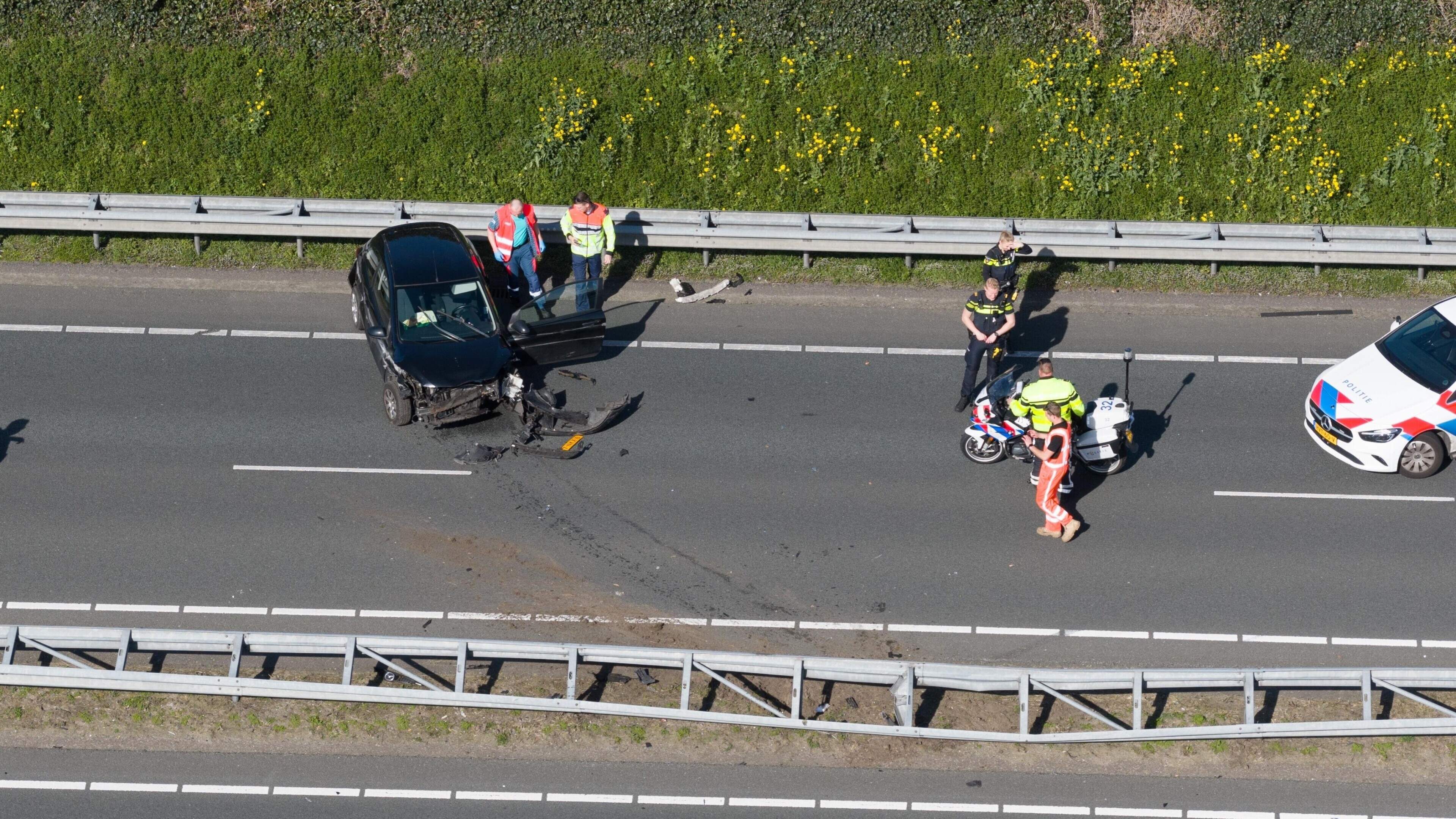 Automobilist gewond bij botsing tegen vangrail op N11 bij Alphen, weg afgesloten.
