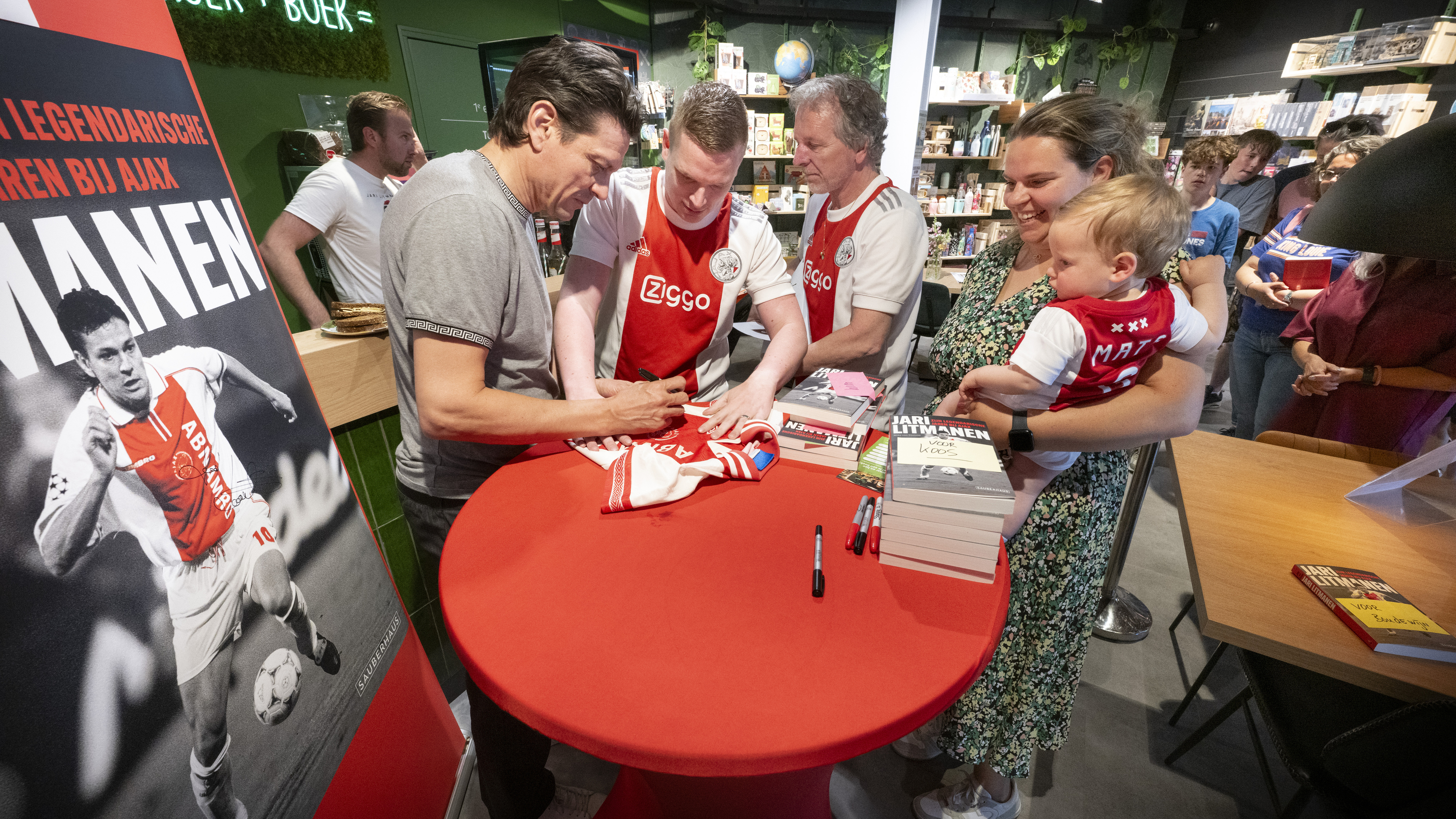 Trotse ouders van vernoemde Jari’s komen op signeersessie oud-Ajacied Jari Litmanen in Roelofarendsv