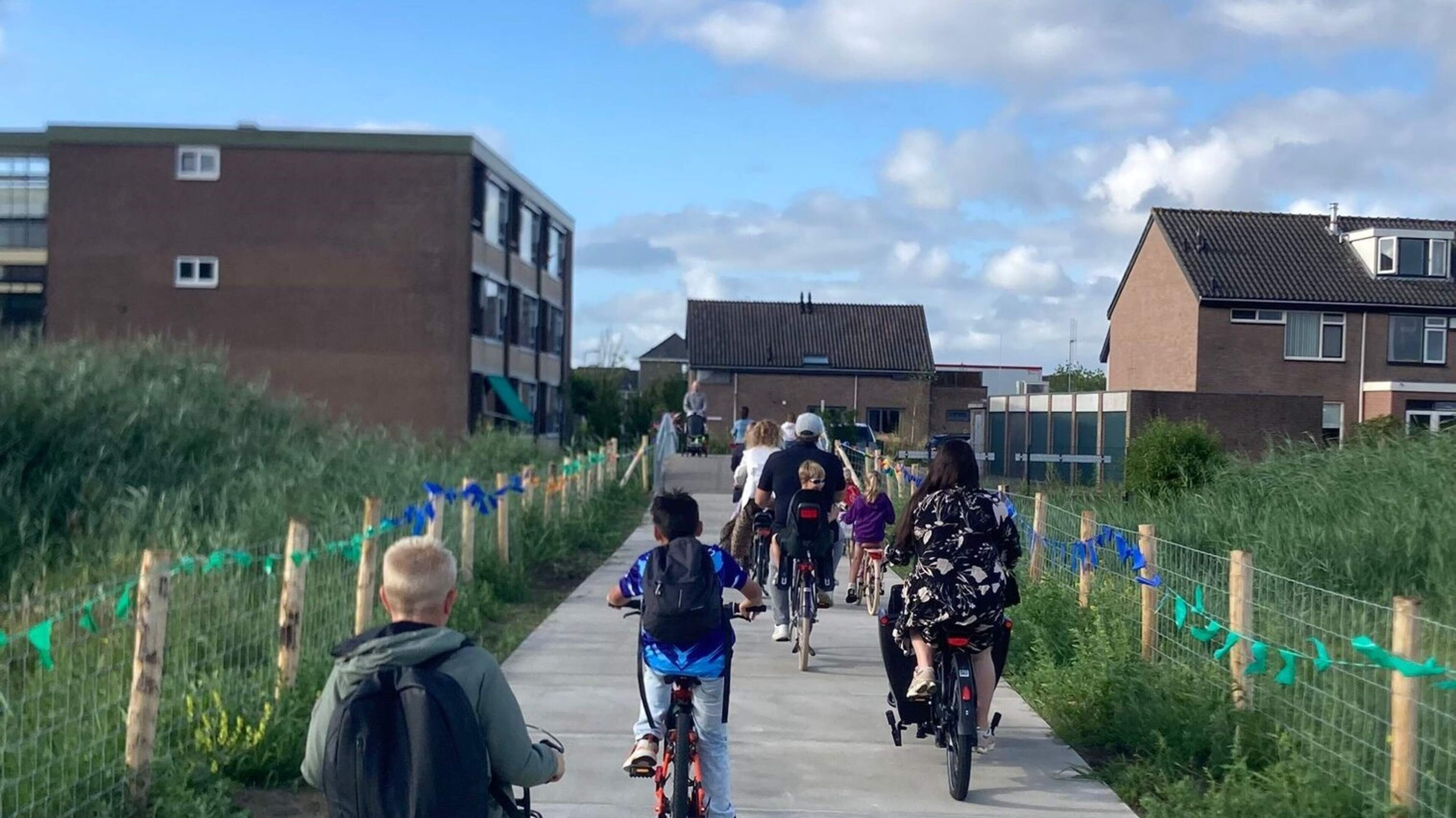 Dagelijks zeker 150 fietsers over ’het Doorstekkie’ naar school in Roelofarendsveen