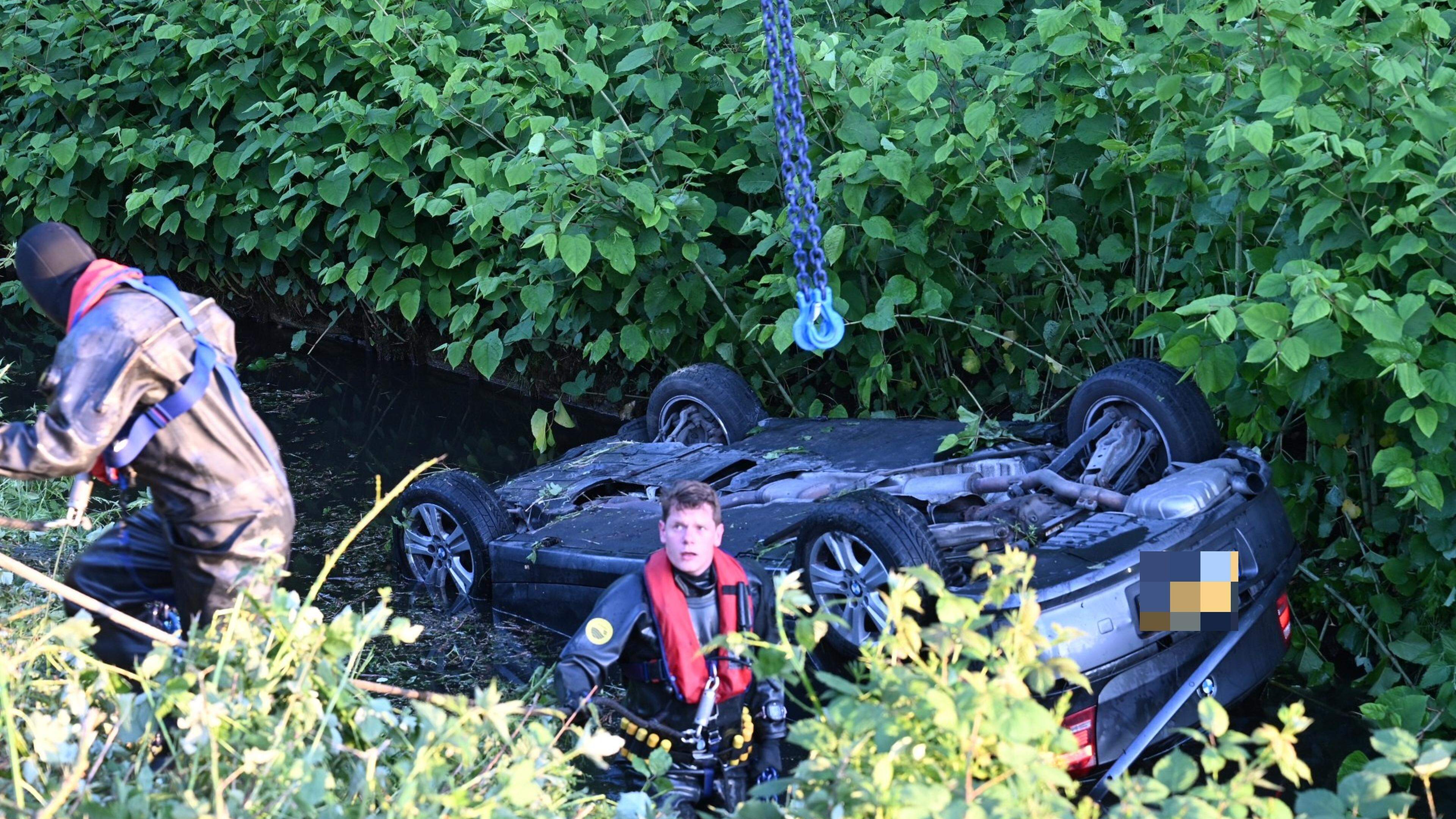 Auto slaat over de kop en belandt in sloot in Wassenaar, twee gewonden