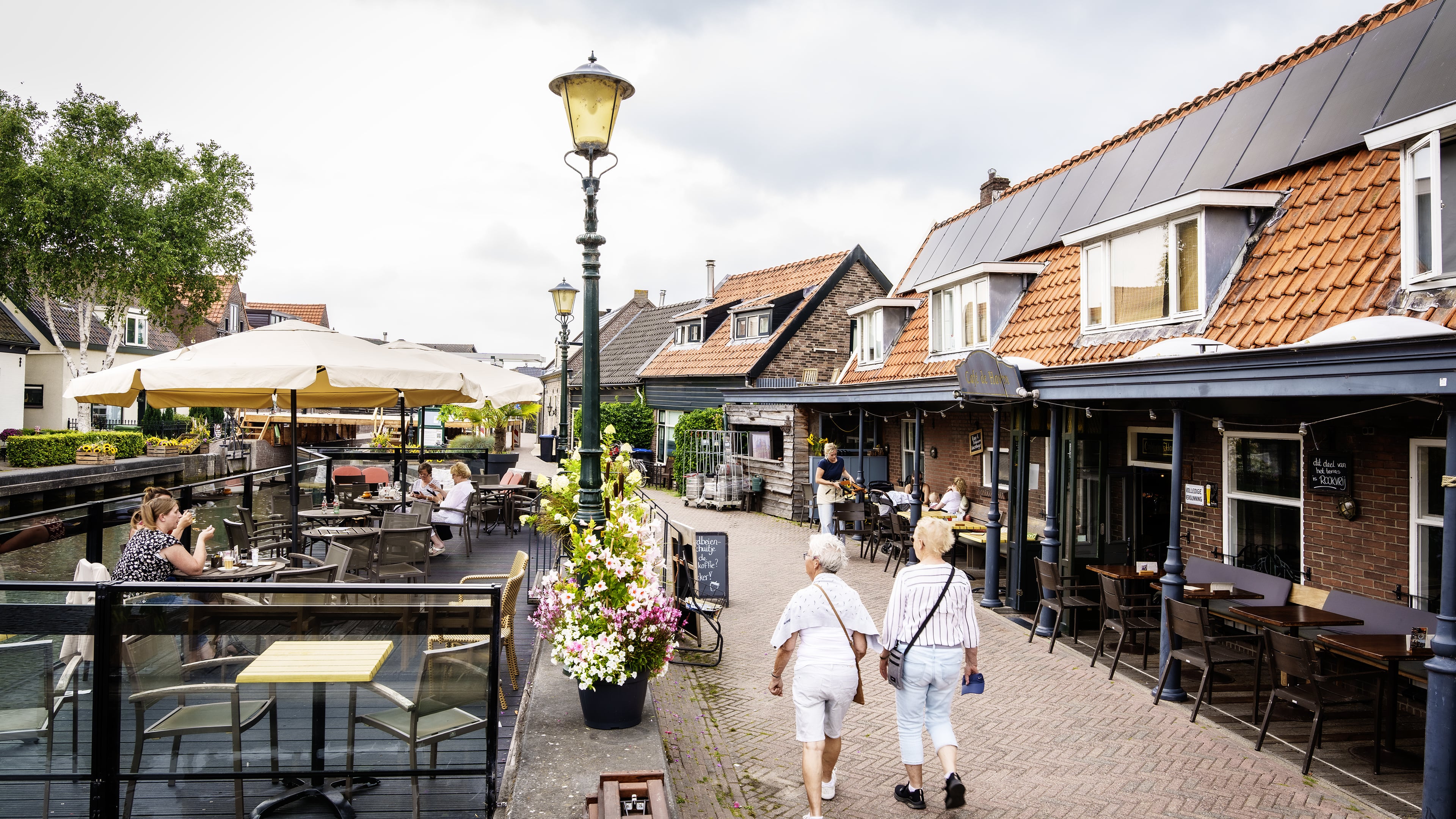 Gemoedelijke rust op het terras bij sluisje van Roelofarendsveen: meer dan een hardgekookt ei