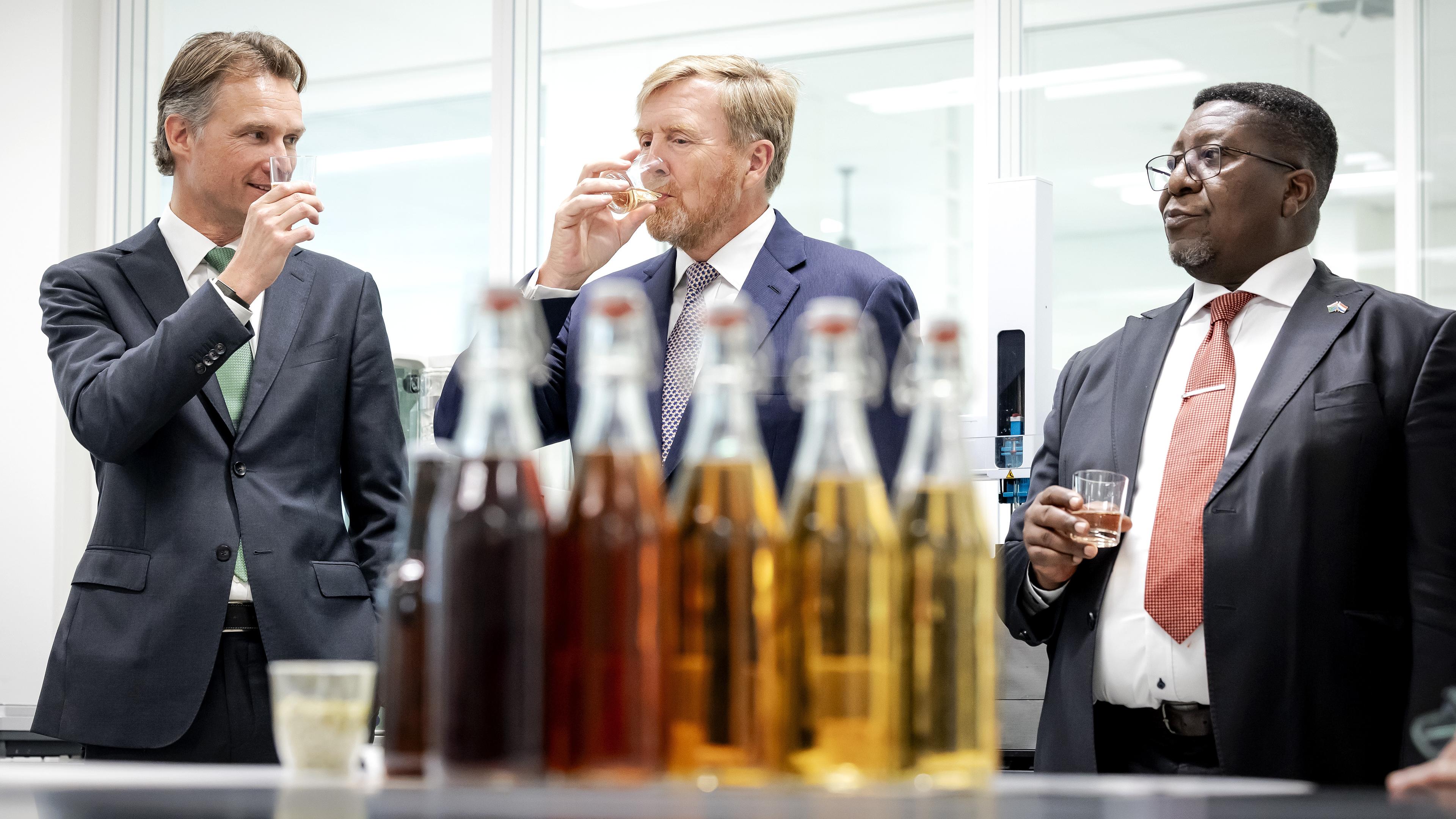 Koning Willem-Alexander opent Heinekens nieuwe onderzoekscentrum in Zoeterwoude