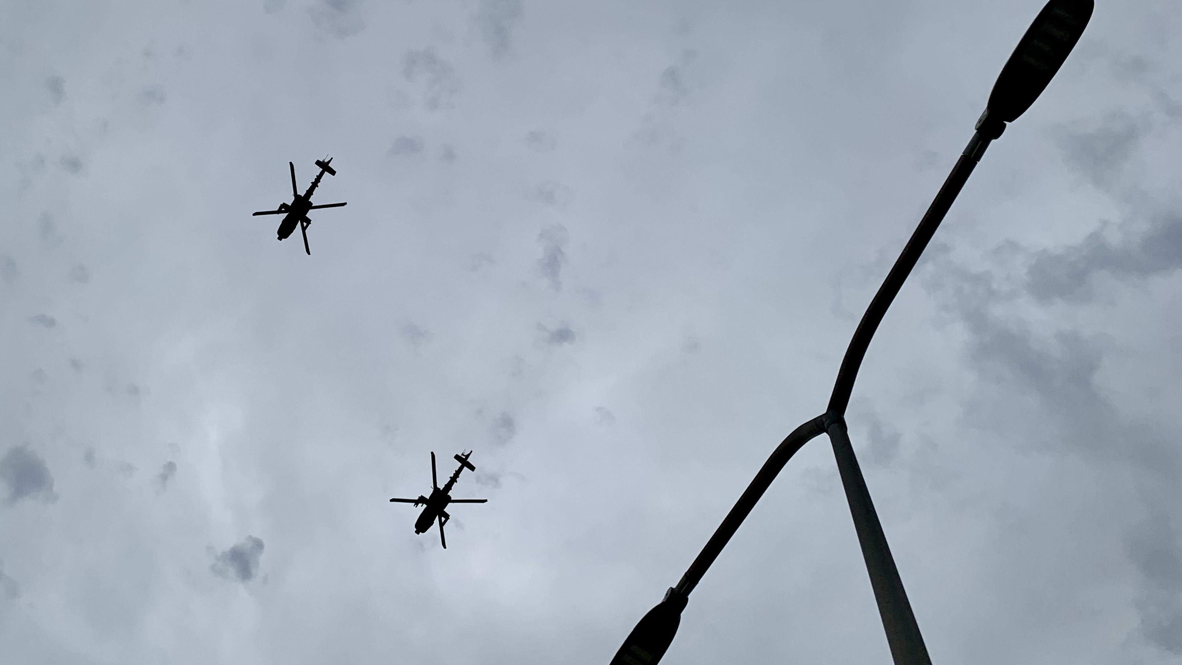 Apache-gevechtshelikopters beveiligen NAVO-top vanaf Vliegkamp Valkenburg
