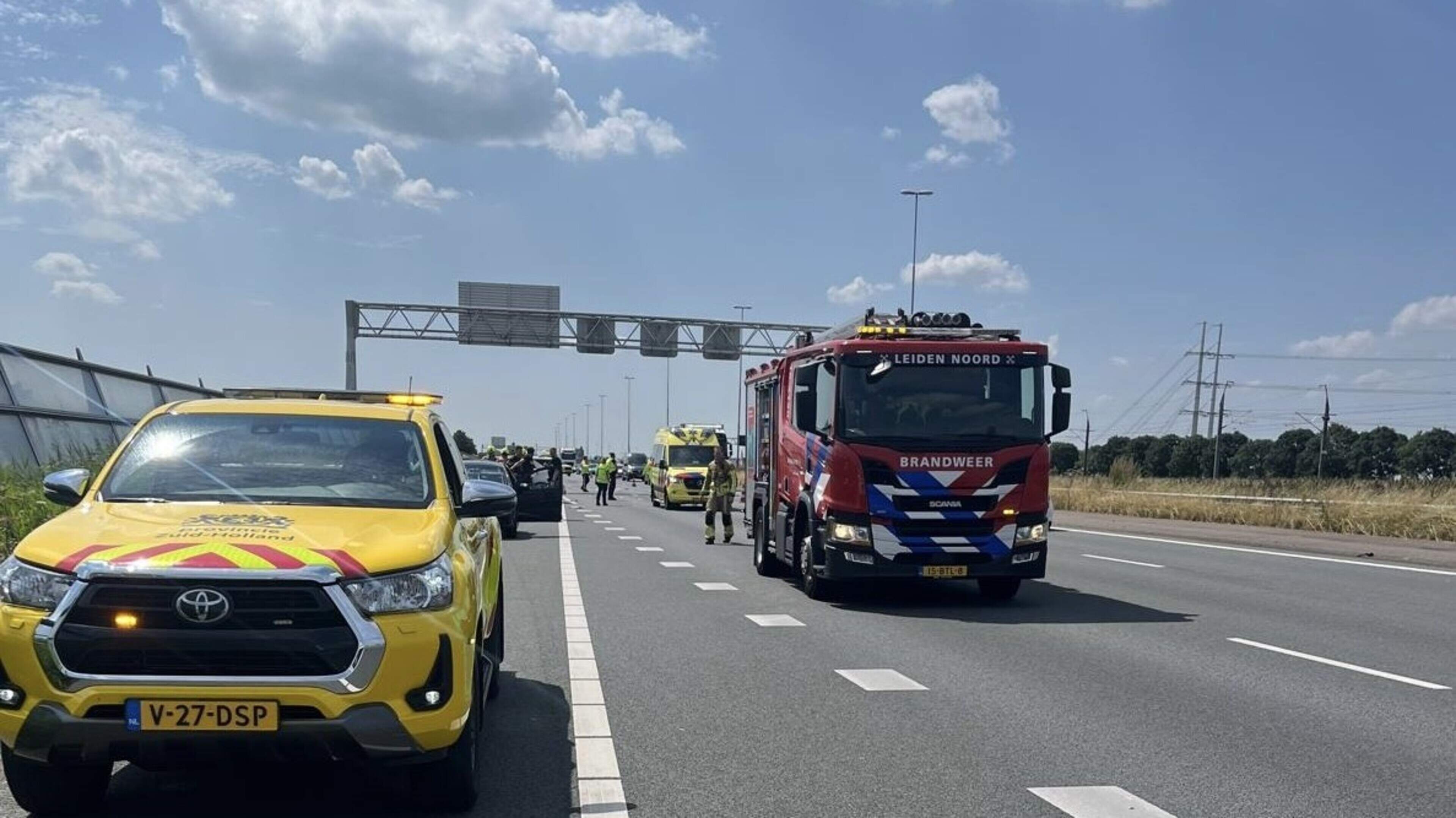 File op A4 na ongeluk bij Roelofarendsveen met meerdere voertuigen, een persoon naar ziekenhuis