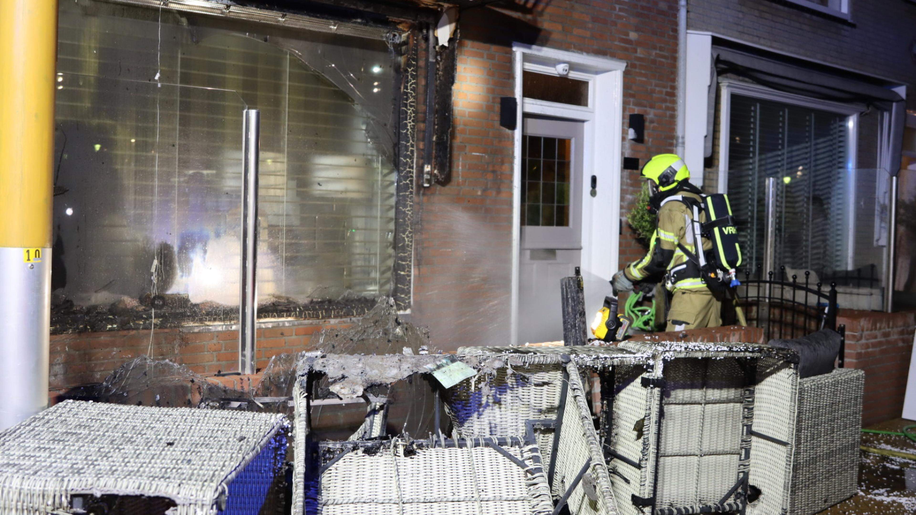 Forse schade aan voorzijde woning in Katwijk door brandend tuinmeubilair