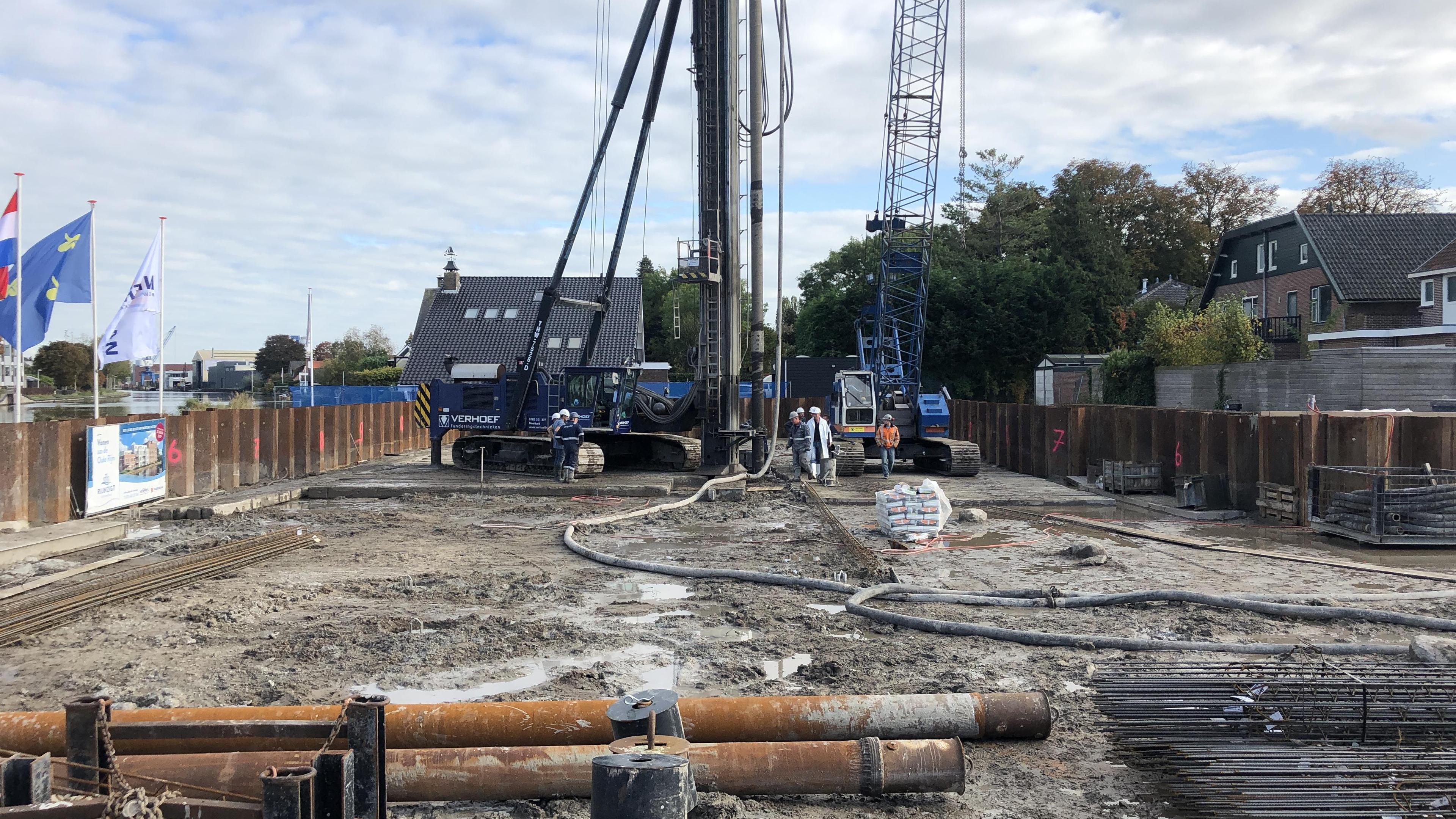 ’Eerste’ paal bij Rijnzigt in Zoeterwoude-Rijndijk de grond in