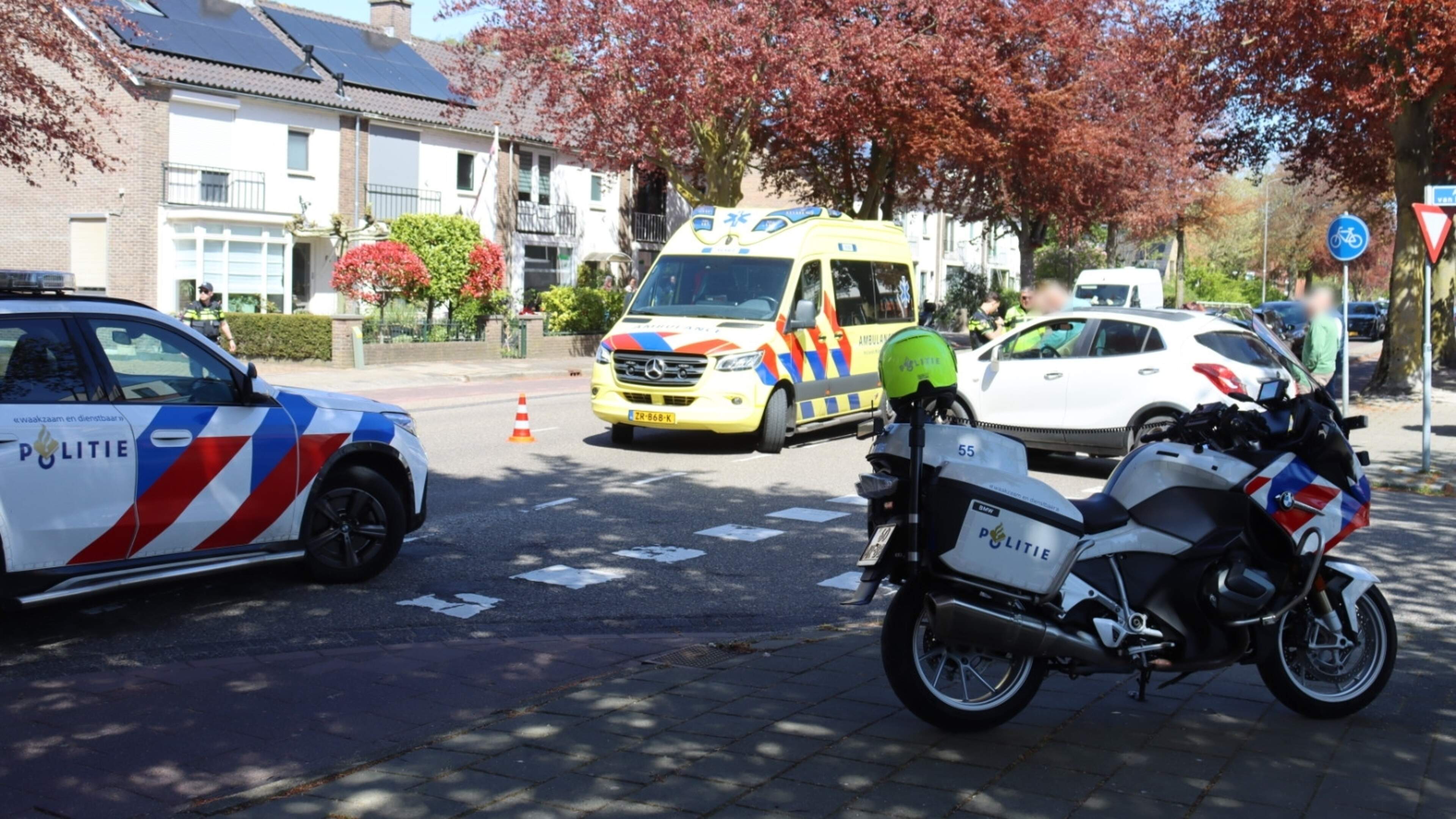 Fietser gewond bij ongeval met auto in Sassenheim. Fietser gewond bij ongeval met auto in Sassenheim.