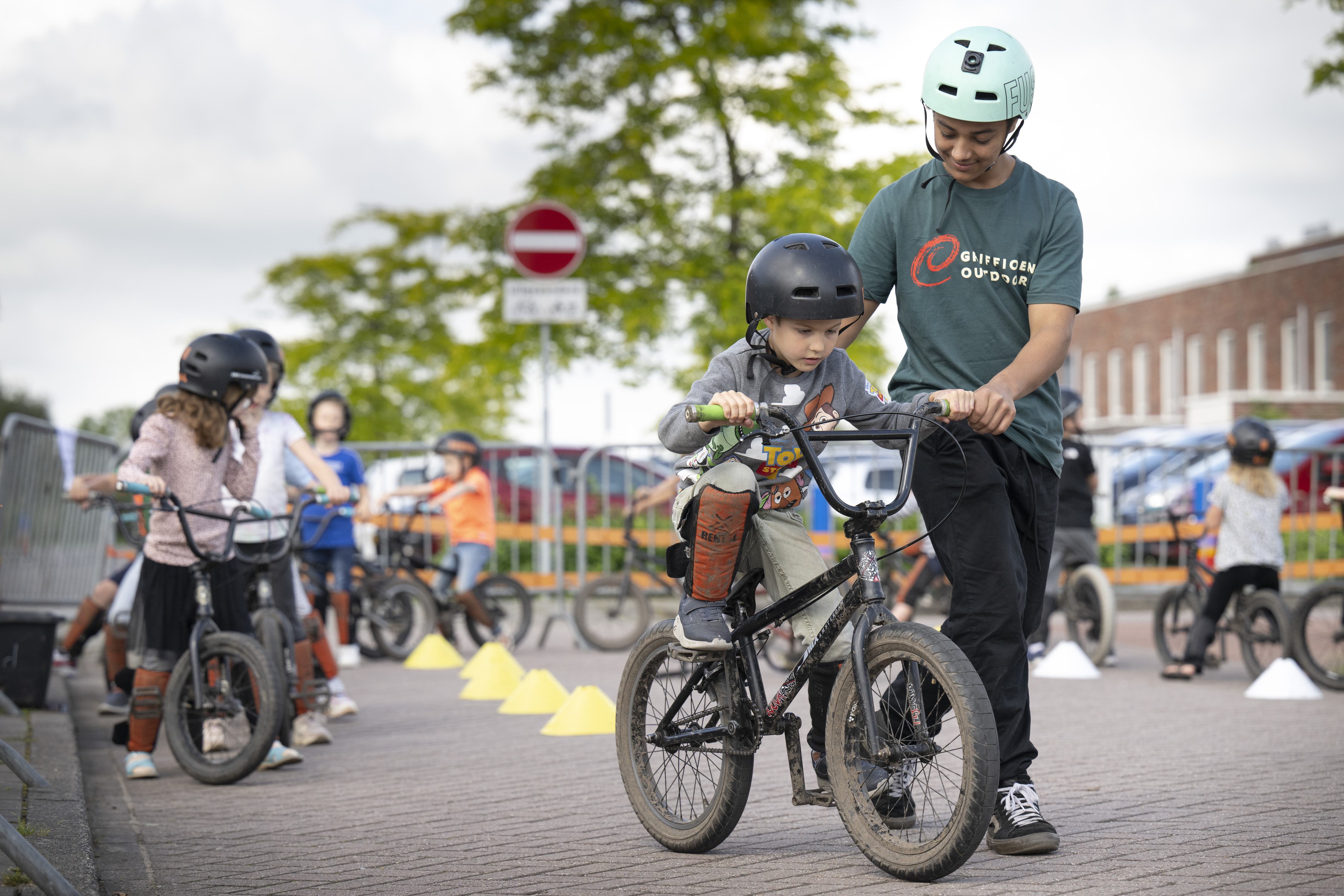 Tijdelijk fietspad van 7 ton moet hartje Roelofarendsveen veiliger maken