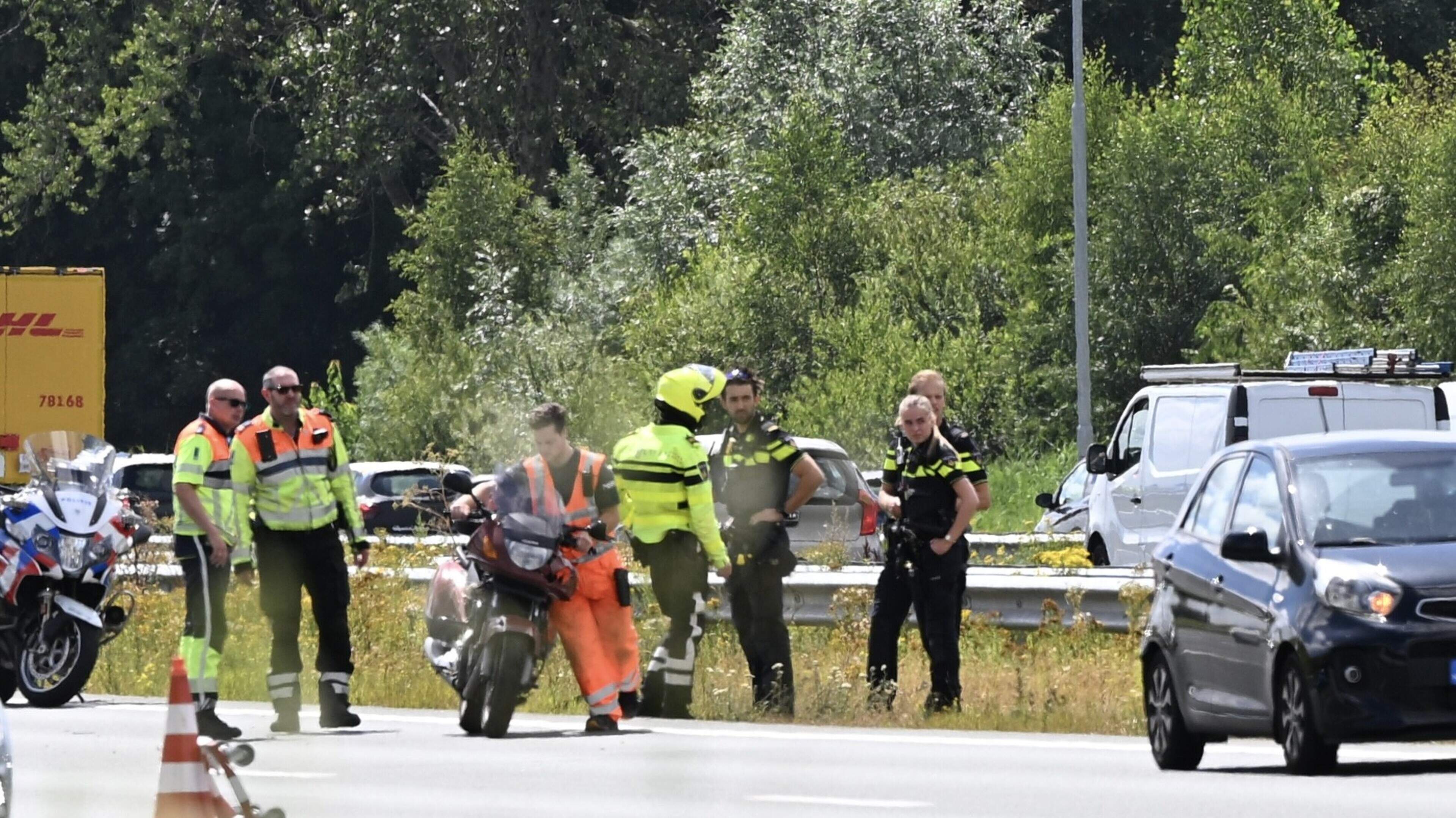 Bestuurders raken bekneld bij botsing tussen taxi en auto in Bruchem, gewond naar ziekenhuis.