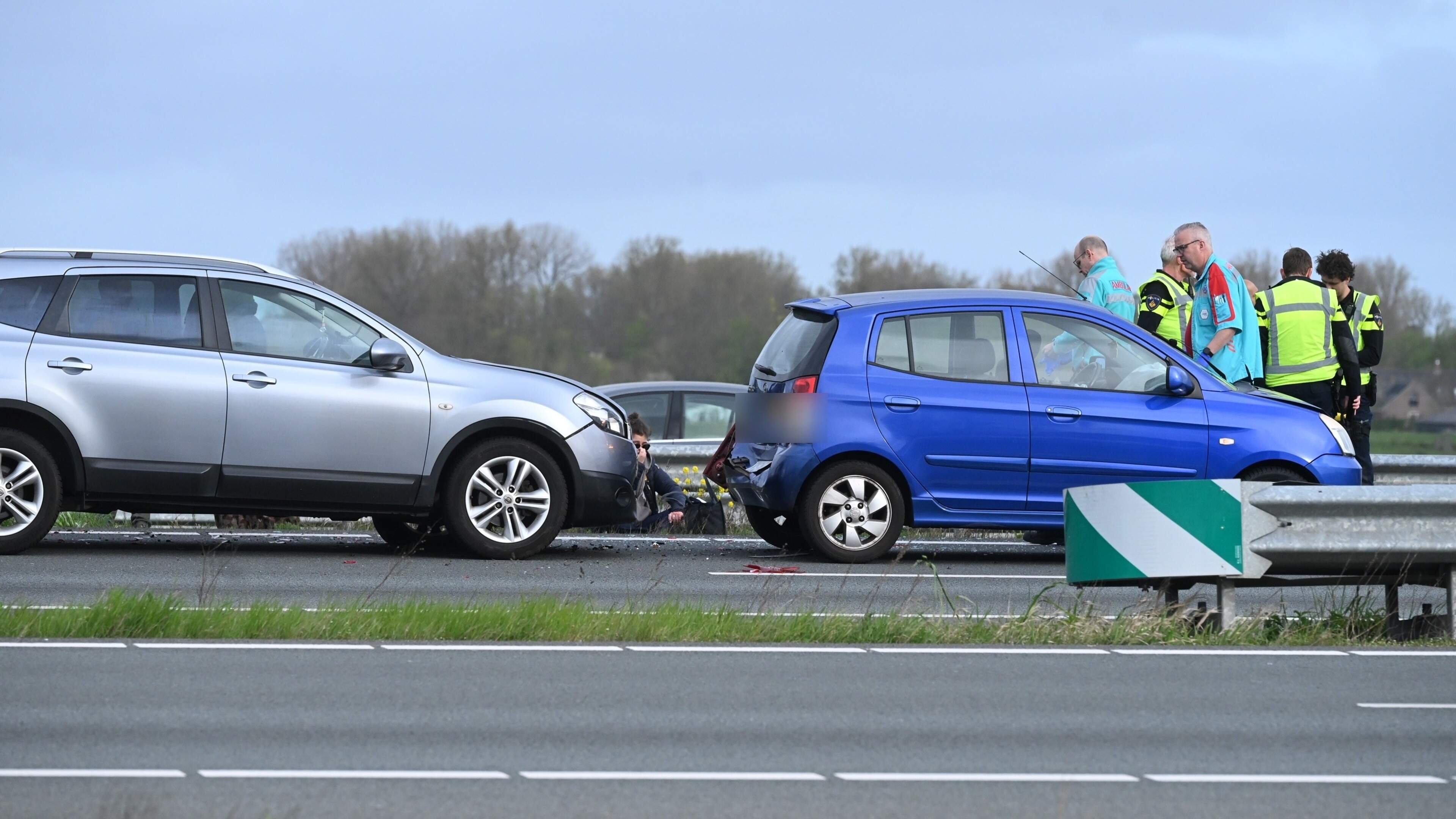 Vier auto’s betrokken bij aanrijding op A4 bij Zoeterwoude, lange file. Vier auto’s betrokken bij aanrijding op A4 bij Zoeterwoude, lange file.