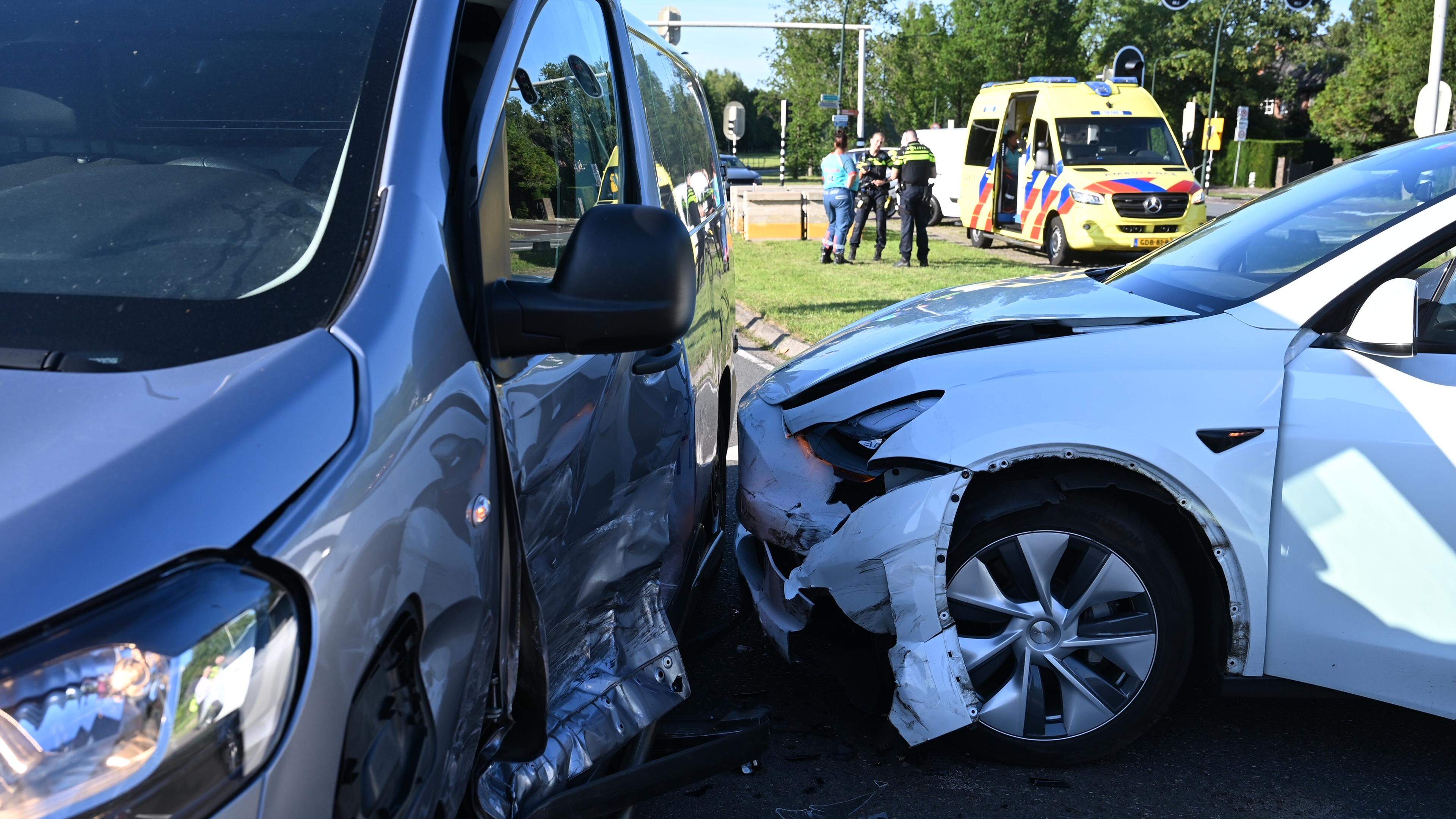Schade en gewonde bij botsing tussen auto en busje in Wassenaar