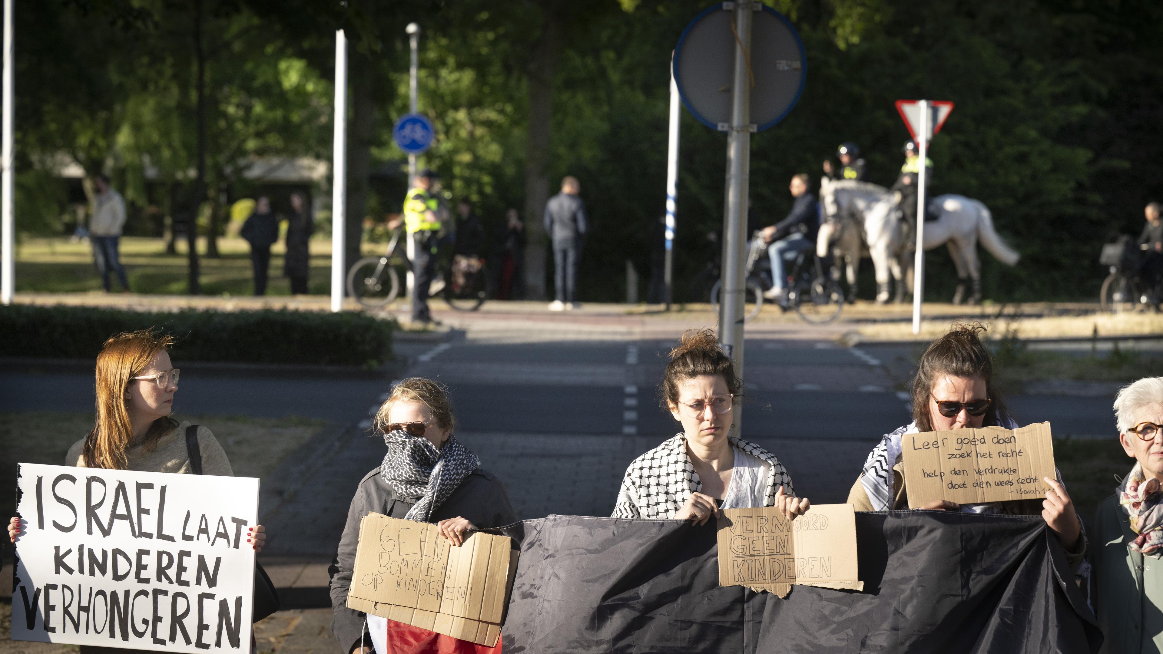 Intimiderende sfeer bij nieuwe XR-demonstratie in Katwijk. Demonstranten met zak hondenpoep bekogeld