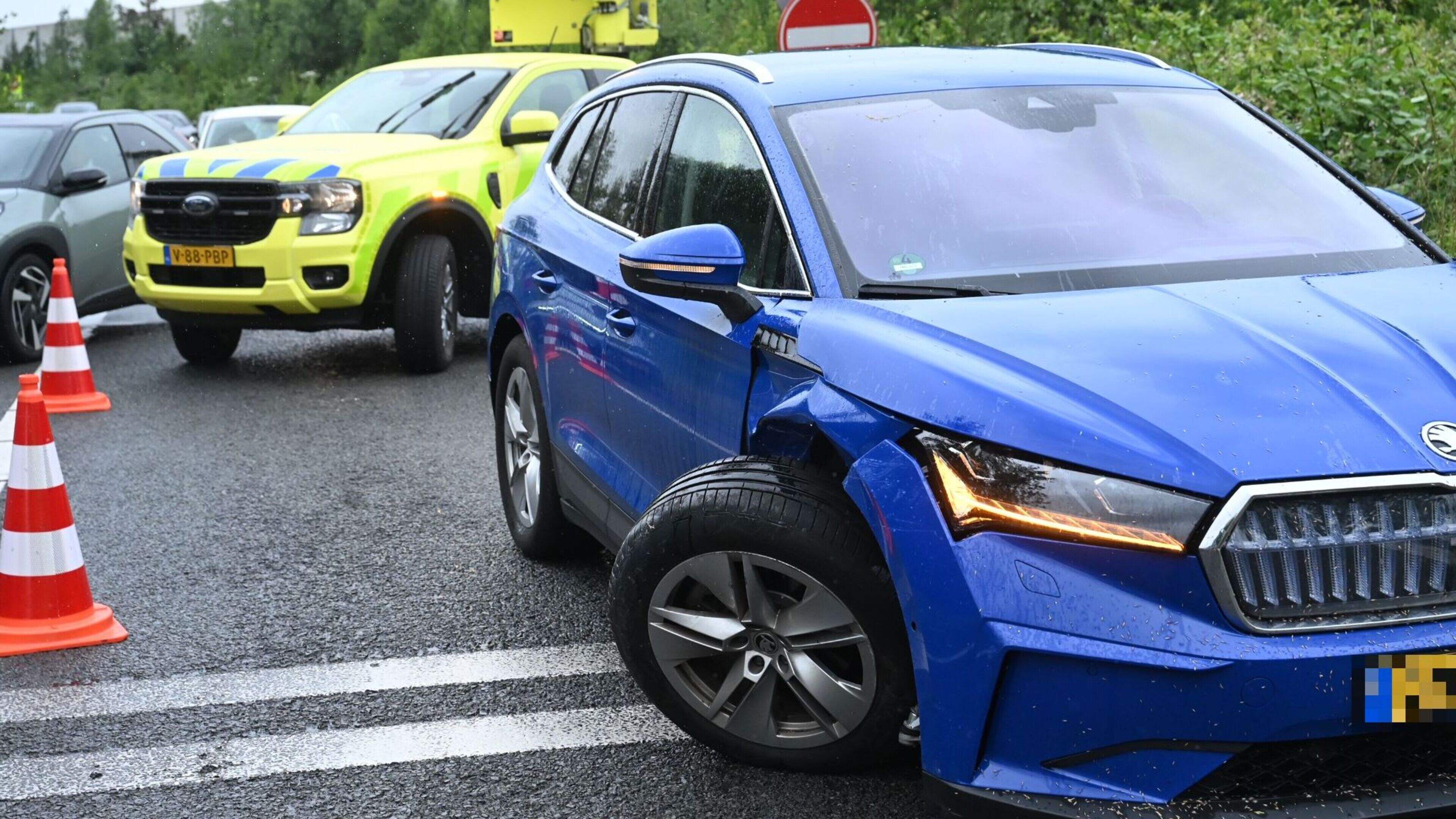 Afrit N434 bij Ommerdijkseweg afgesloten na ongeluk tussen twee auto’s.