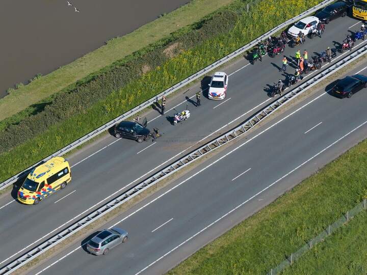 Automobilist knalt tegen vangrail op N11 bij Alphen, moet naar ...