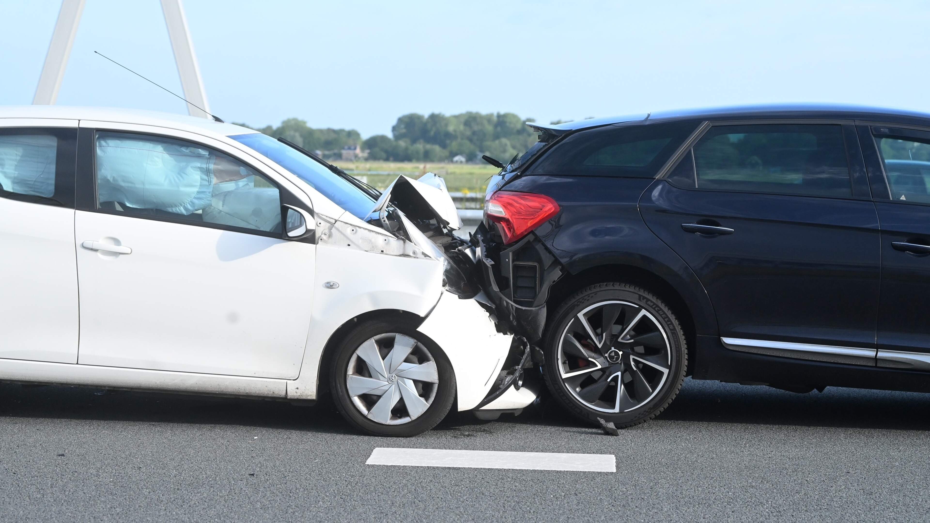 Drie voertuigen betrokken bij aanrijding op A4 bij Leiden, veel schade.
