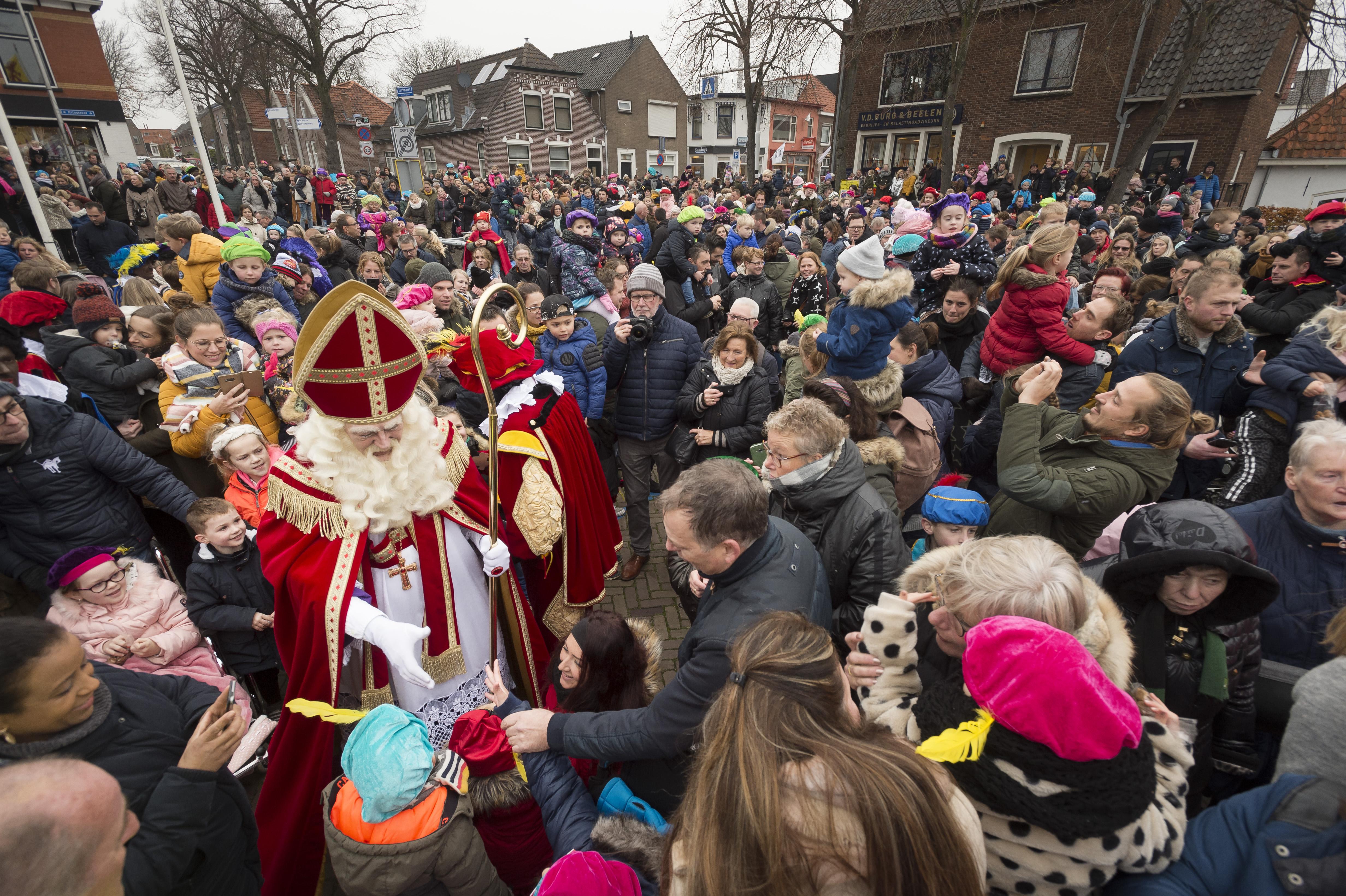 Pietenparade: Met zeventig knechten komt Sinterklaas aan in Katwijk aan den Rijn