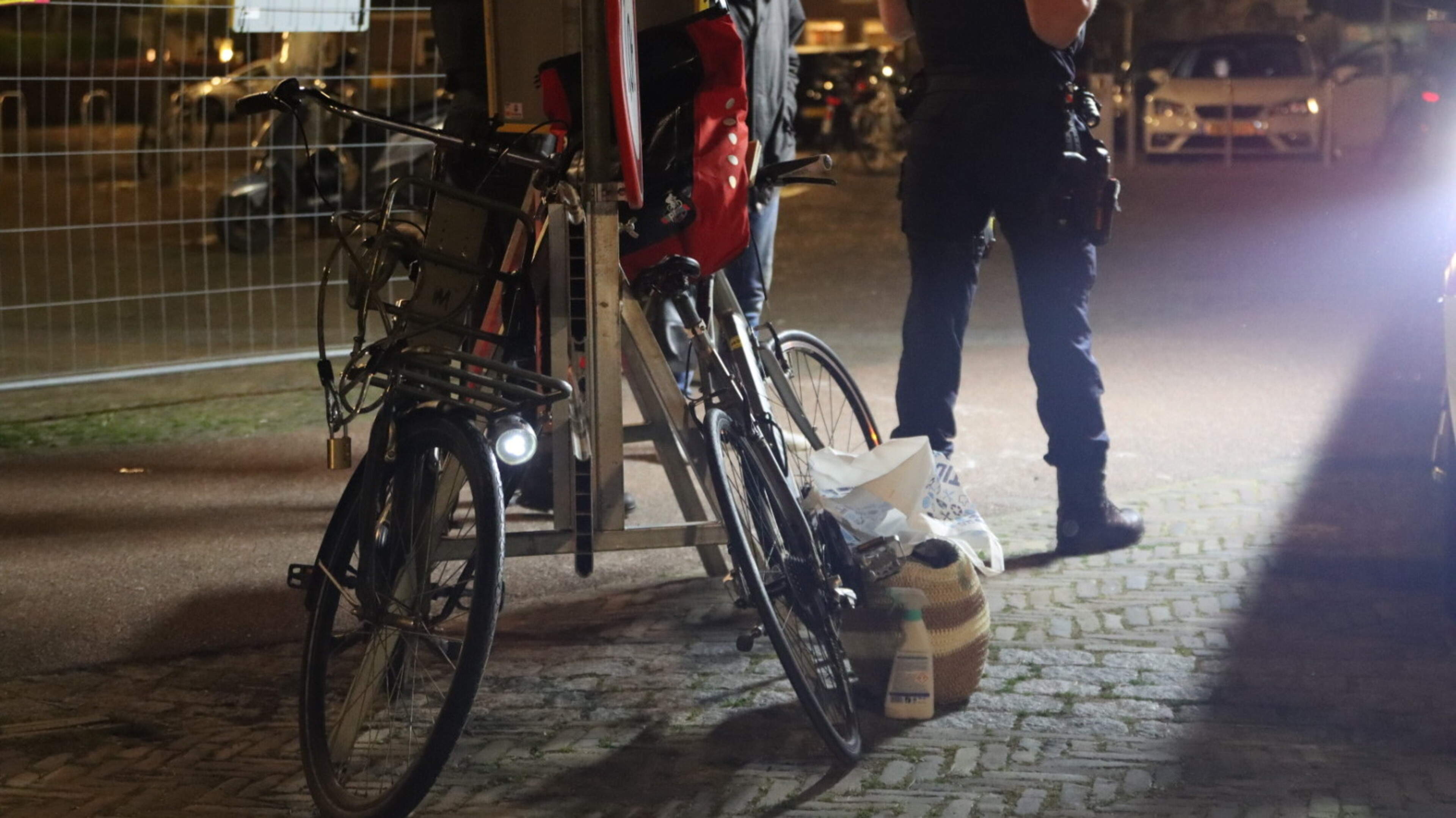 Fietser klapt tegen hek op fietspad in Warmond en raakt gewond