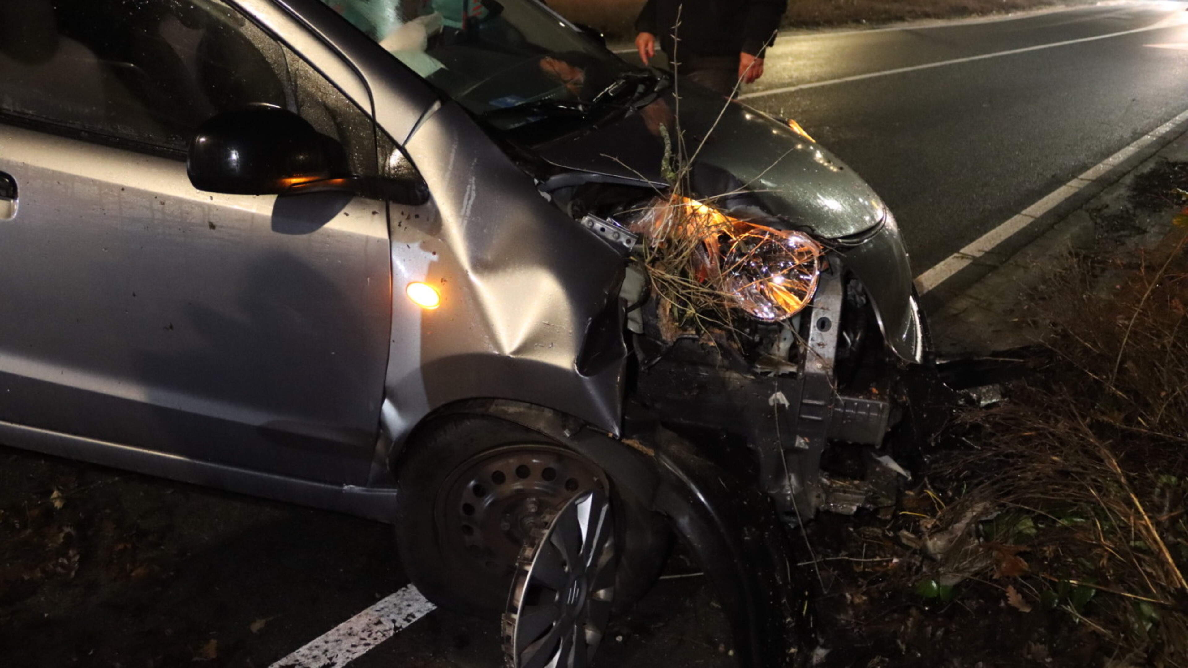 Automobilist botst tegen boom in Voorhout, voertuig zwaar beschadigd