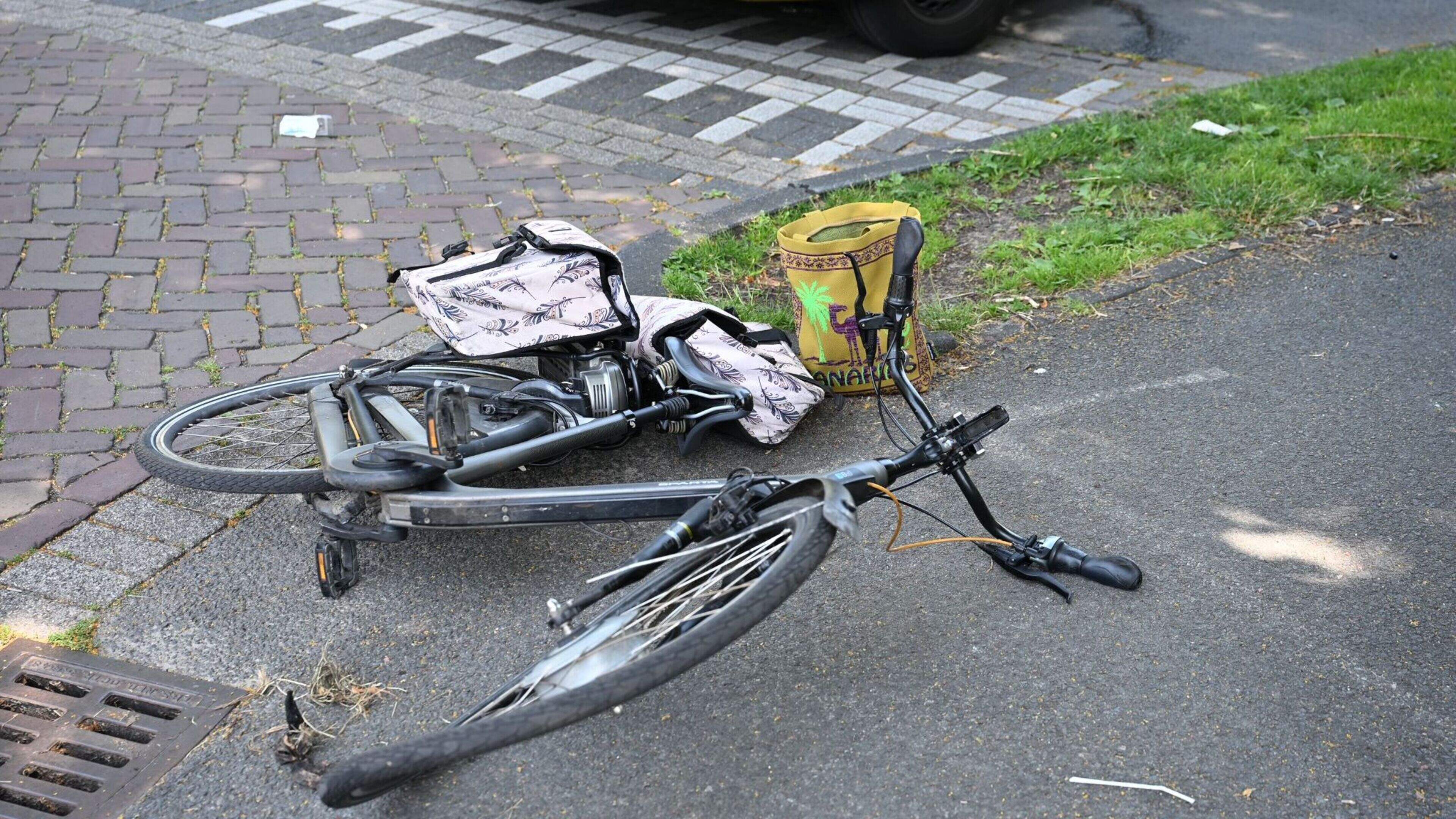 Fietser gewond bij aanrijding met auto in Leiden.