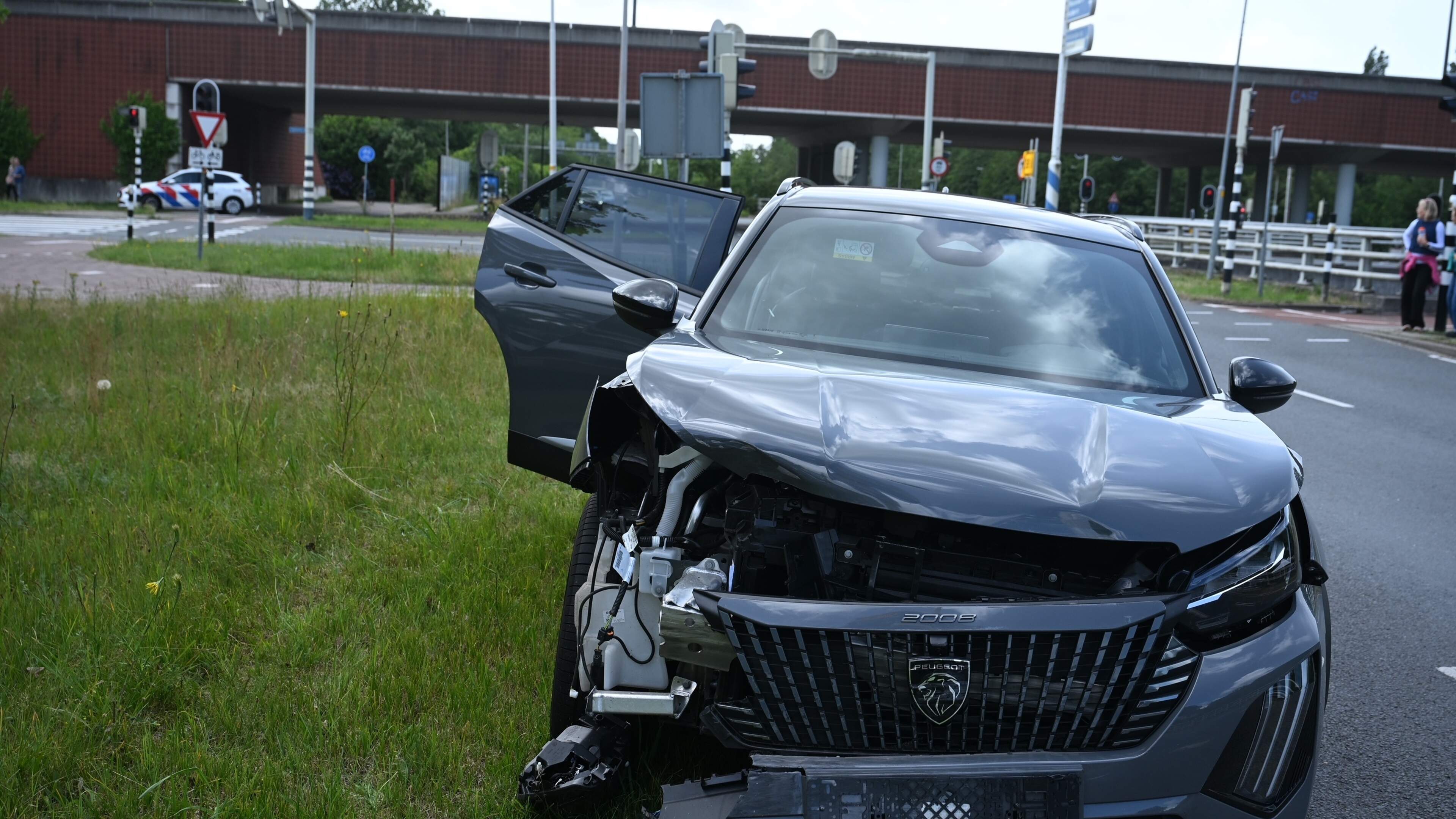 Flinke schade bij botsing tussen auto’s op kruising van N44 in Wassenaar.
