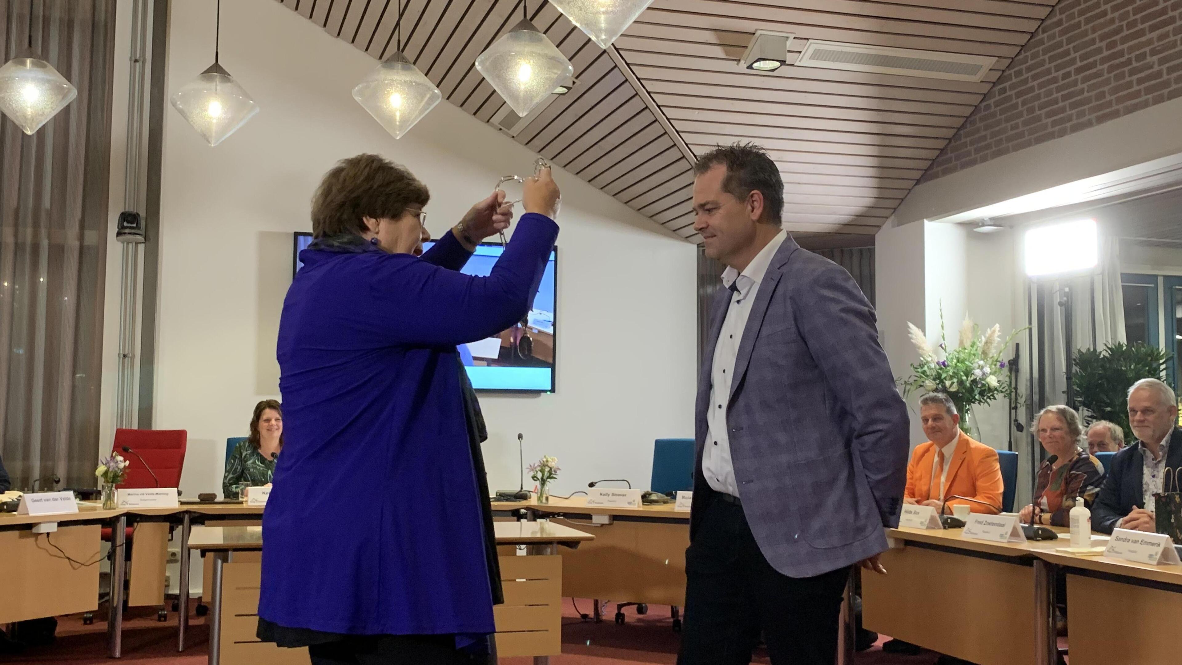 Burgemeester Marina van der Velde zwaait af: ’Jouw warmte werd ver buiten Kaag en Braassem gevoeld’