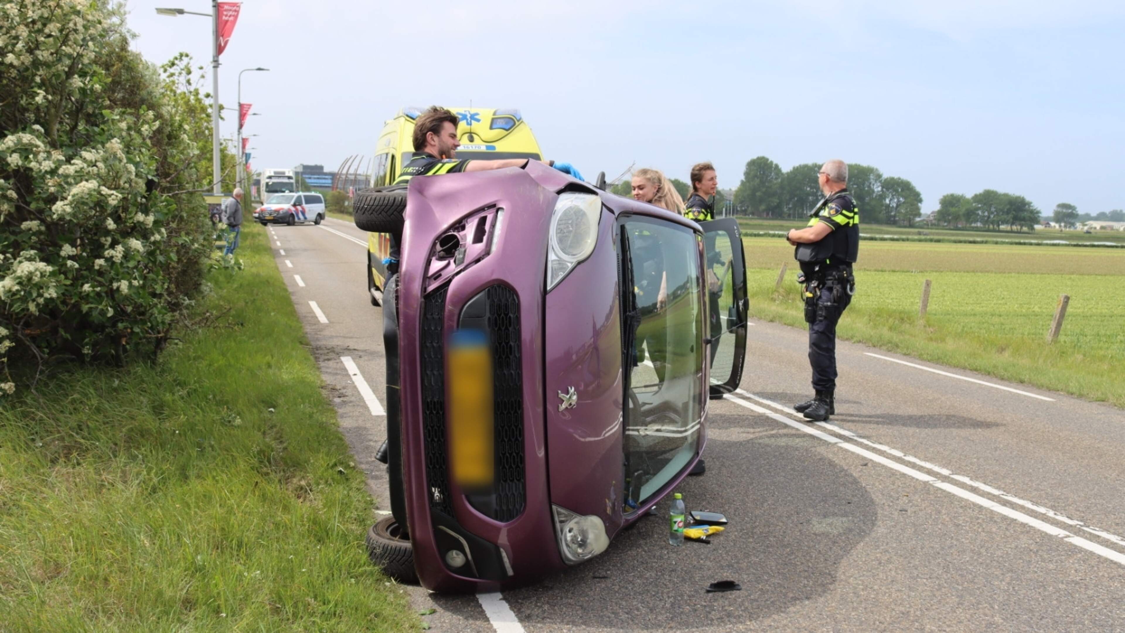 Auto belandt op zijkant bij eenzijdig ongeval in Noordwijkerhout, Gooweg afgesloten.