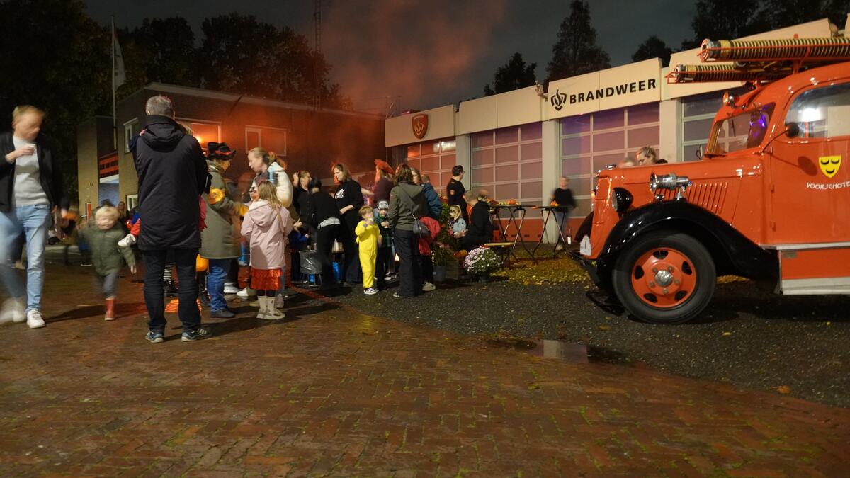 Spinnen, spoken en heel veel rook. Brandweerkazerne in Voorschoten is ...