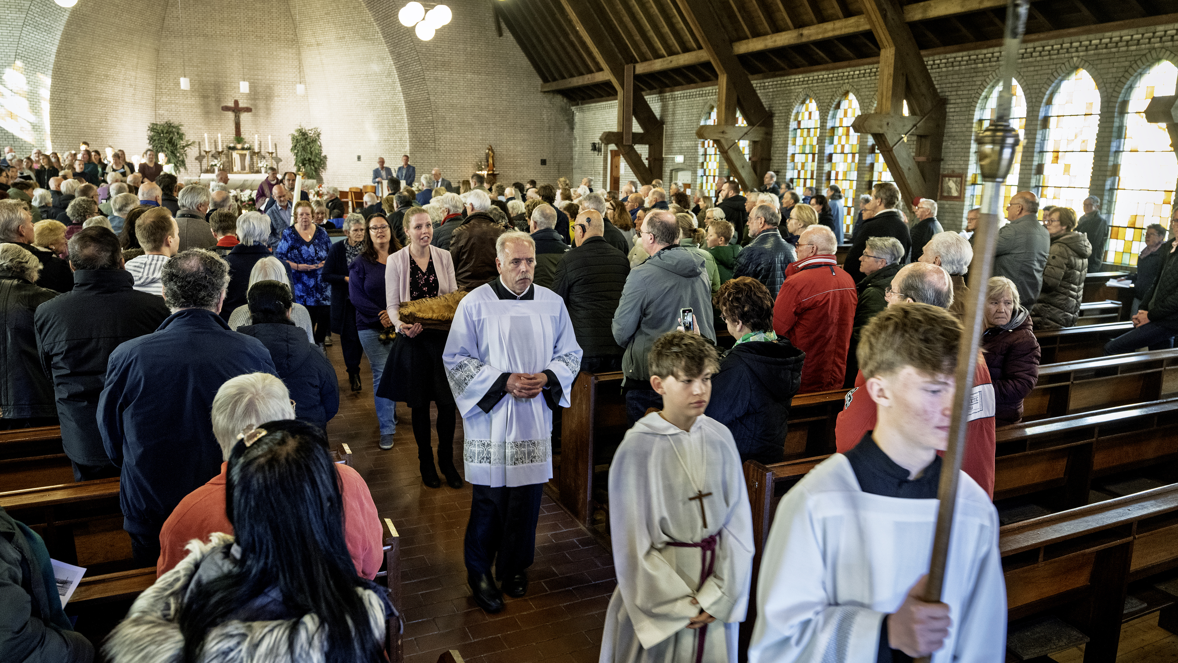 Tranen vloeien in Roelofarendsveen, want de Mariakerk sluit na 75 jaar. ’Toen ik de kerk inliep, kre