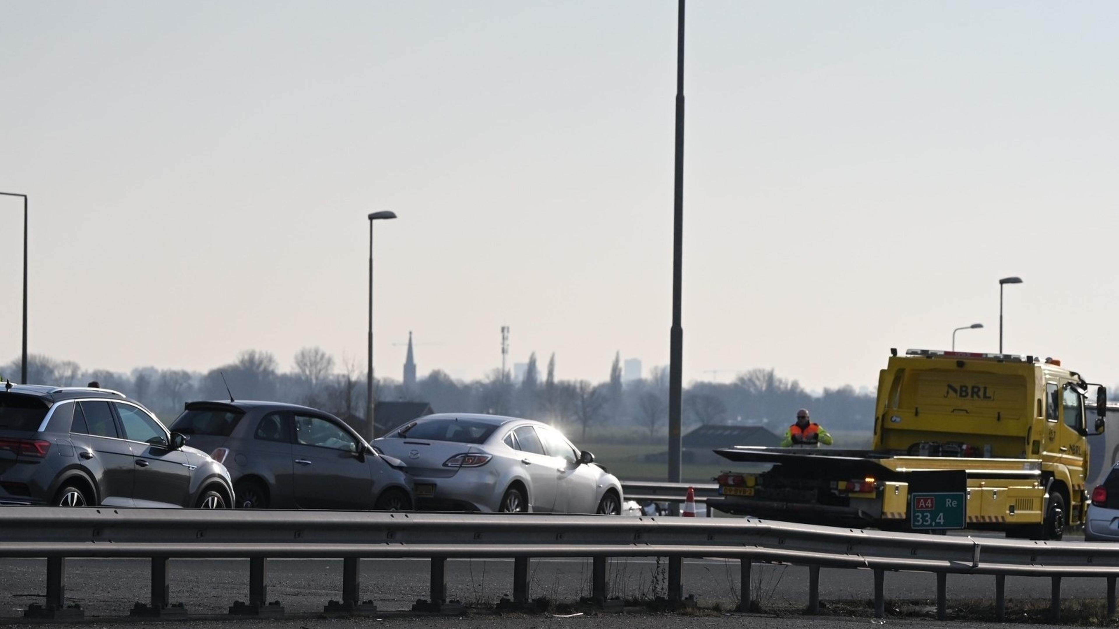 Verkeersoverlast door botsing op A4 bij Zoeterwoude-Rijndijk