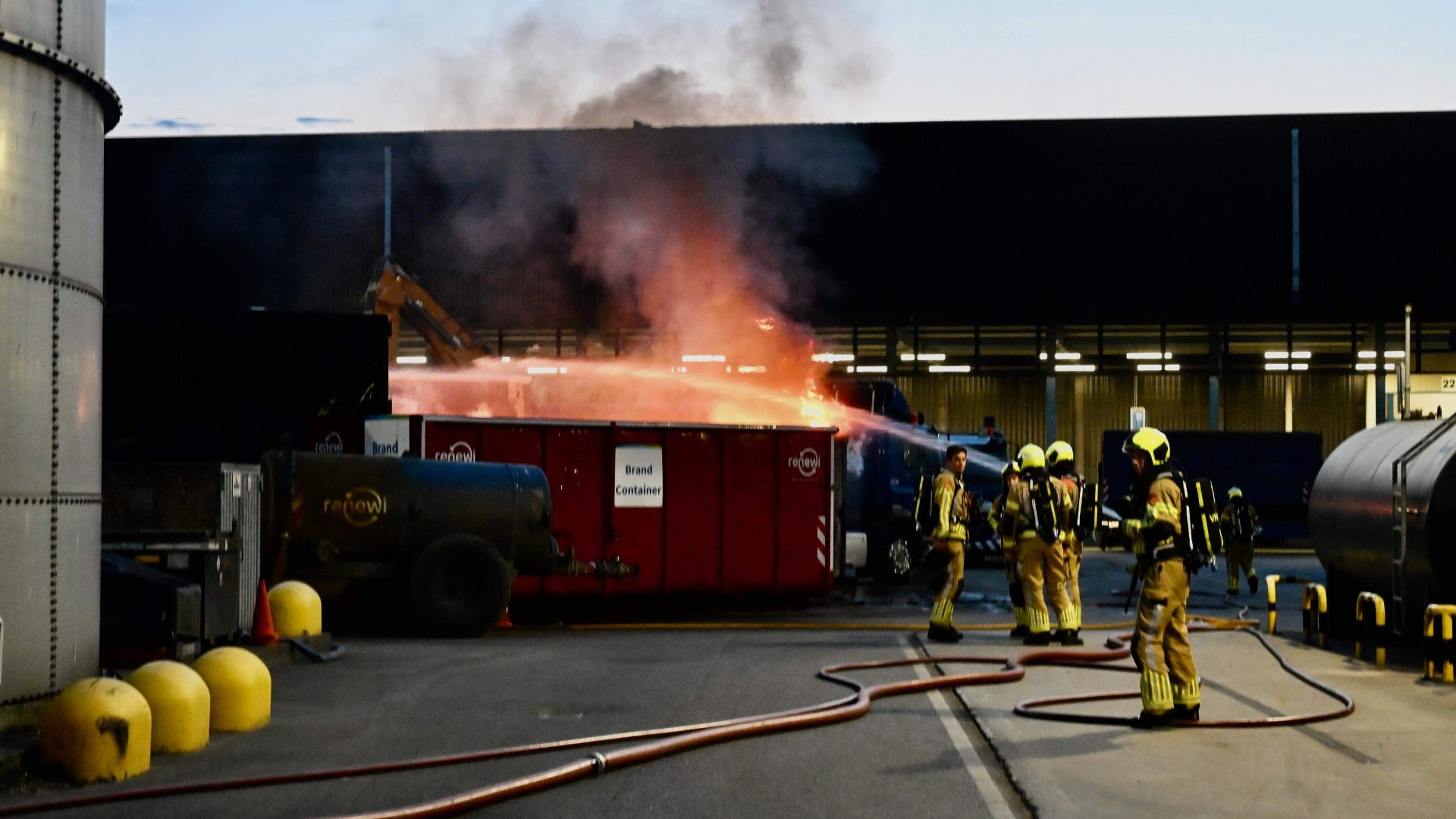 Veel rook bij containerbrand op terrein van afvalverwerker Renewi in Zoeterwoude