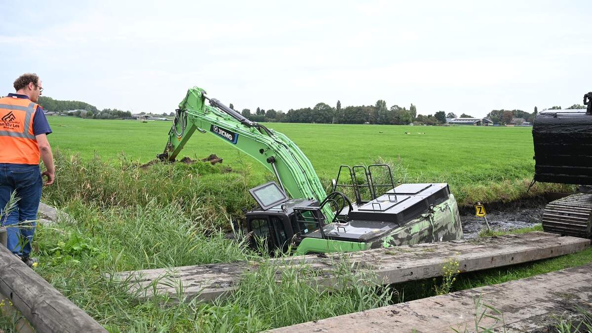 Een graafmachine is woensdagmiddag in de sloot beland langs de N206 in…