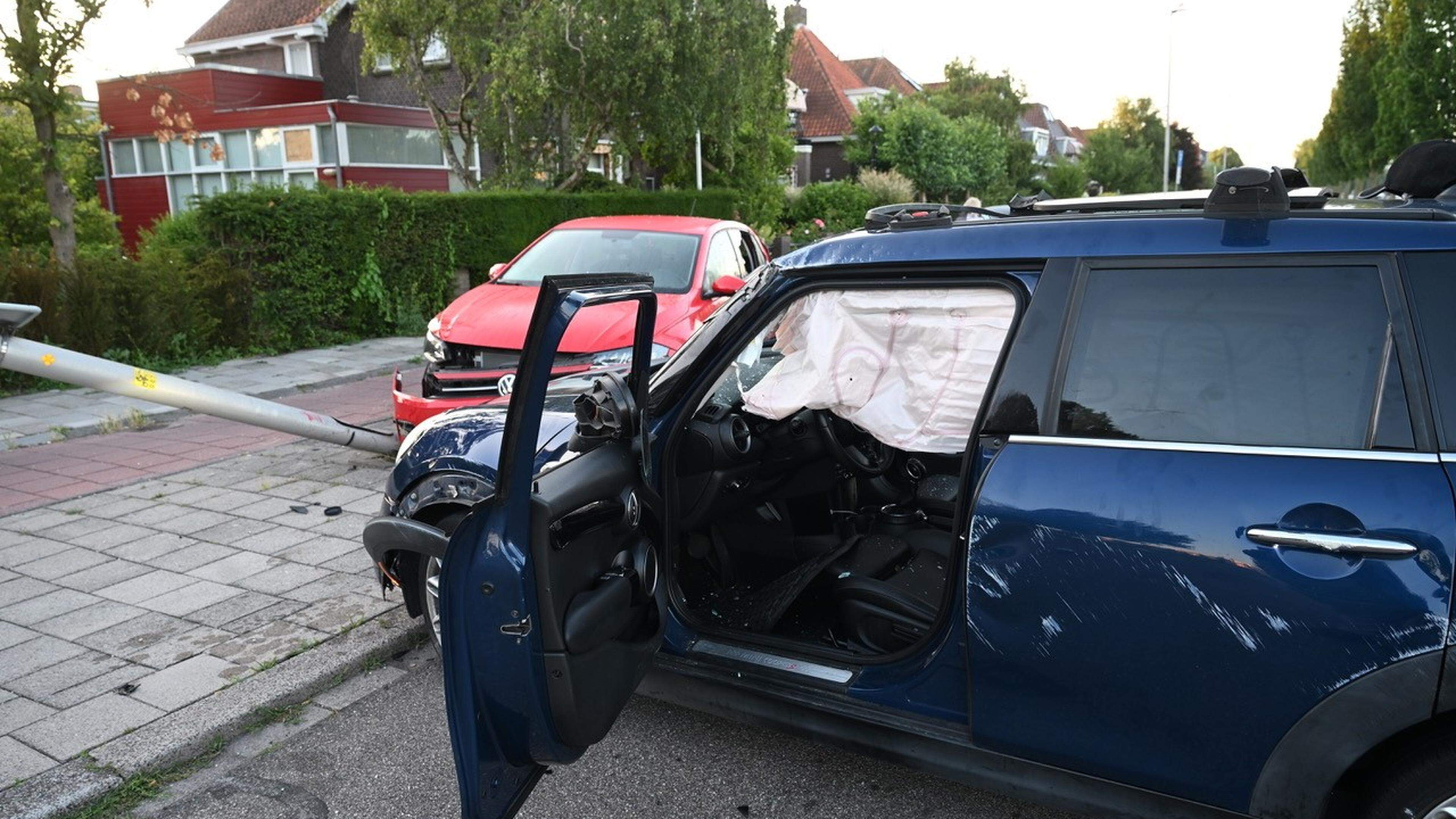 Automobilist ramt twee geparkeerde auto’s en lantaarnpaal in Leiderdorp