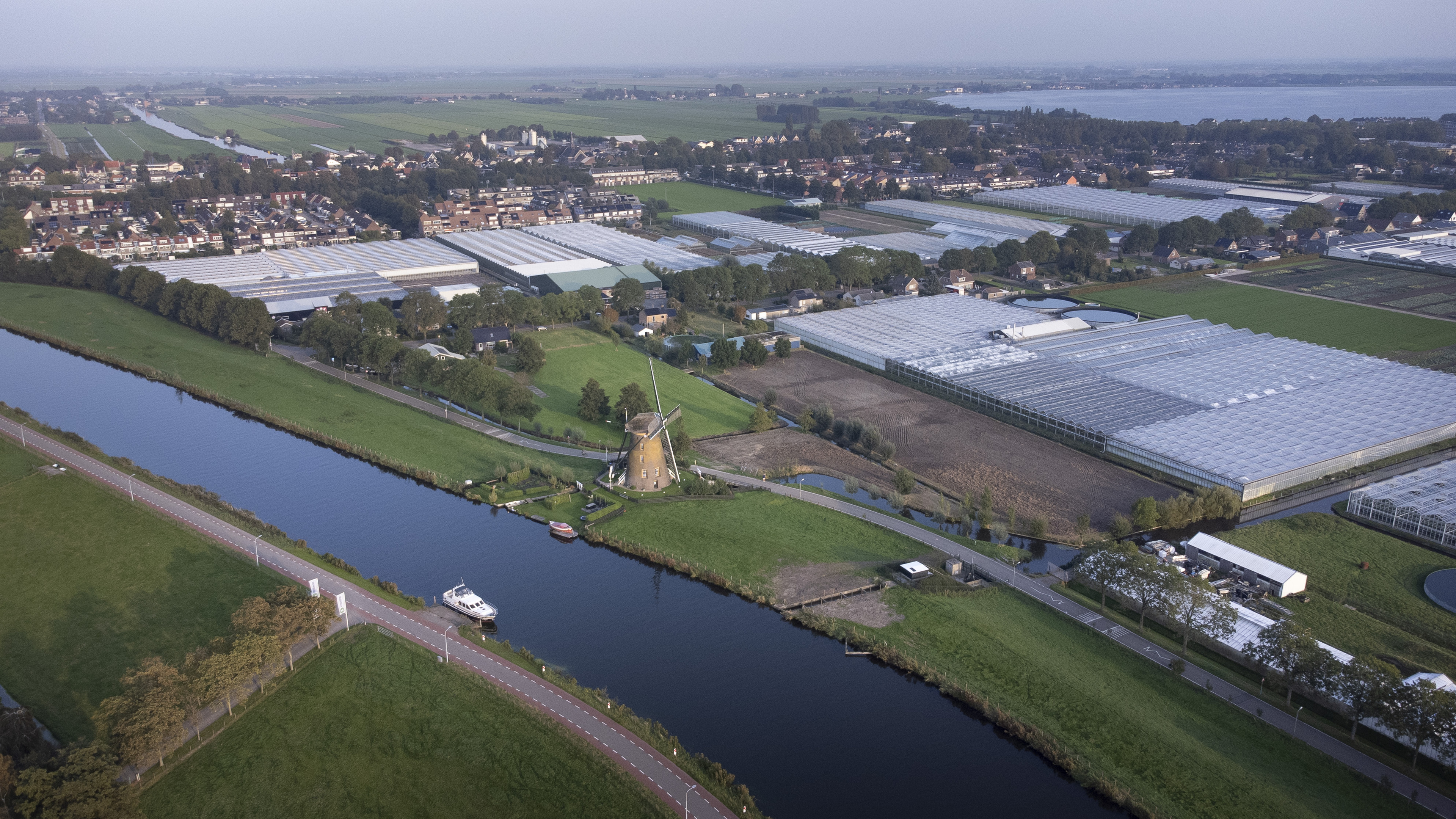 Baan en Sotaweg in Roelofarendsveen blijft zeker twintig jaar glastuinbouw. Tuinders De Baan balen: 