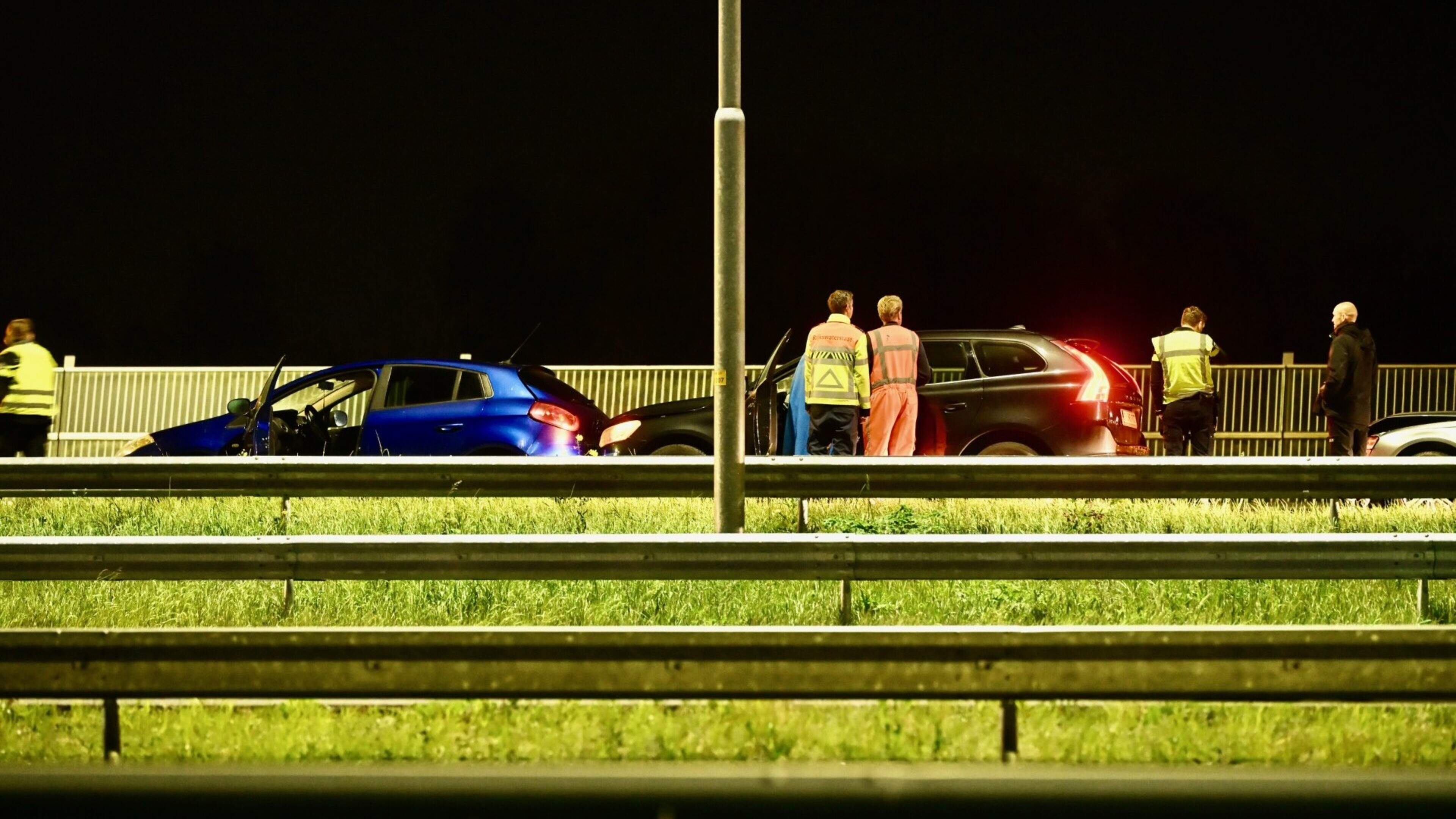 Gewonde bij kop-staartbotsing tussen drie auto’s op A4 bij Leiden.