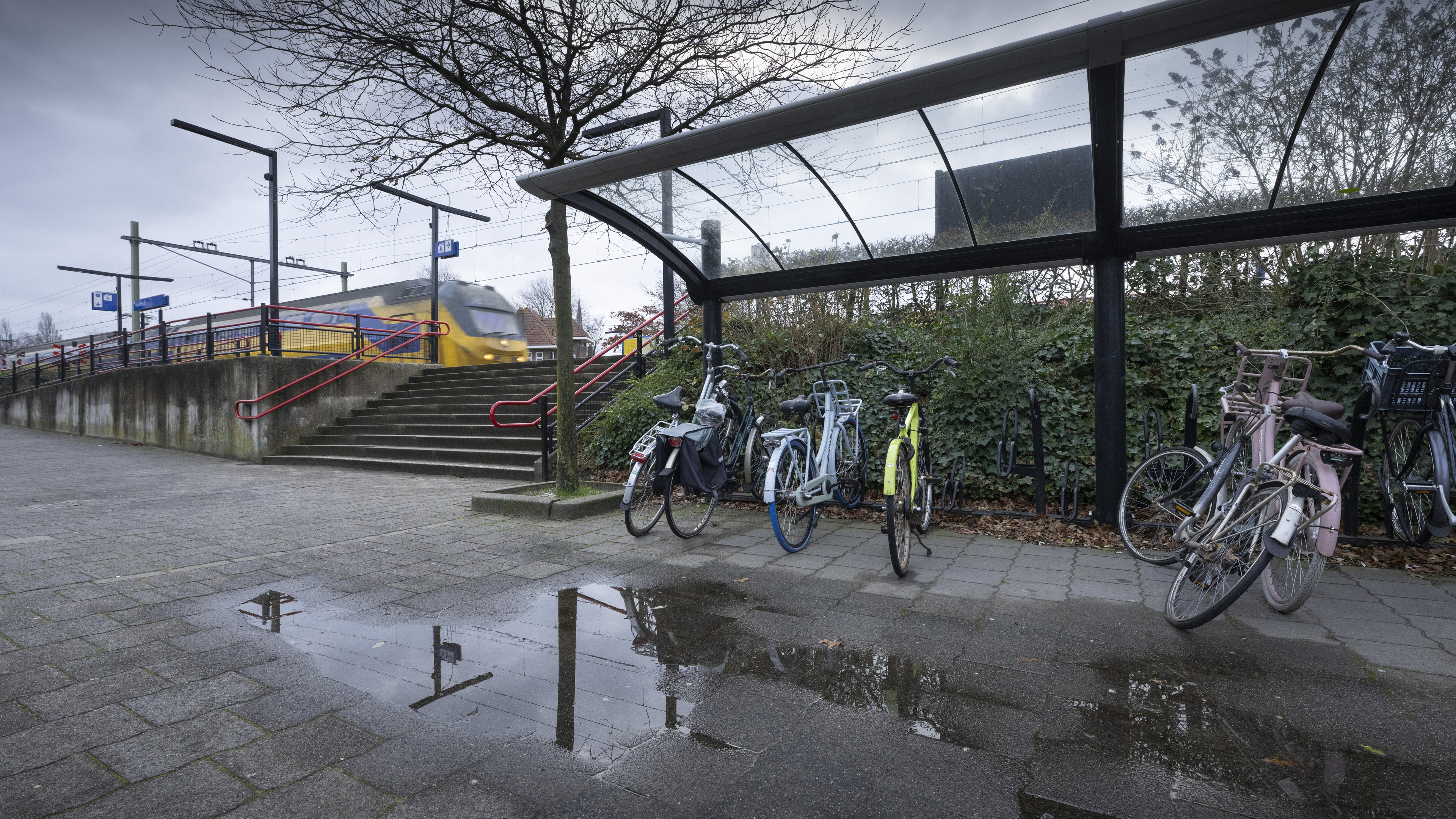 Onderzoek naar veiligheid fietsenstallingen bij stations in Voorhout en Sassenheim. ’Mogen ogen niet
