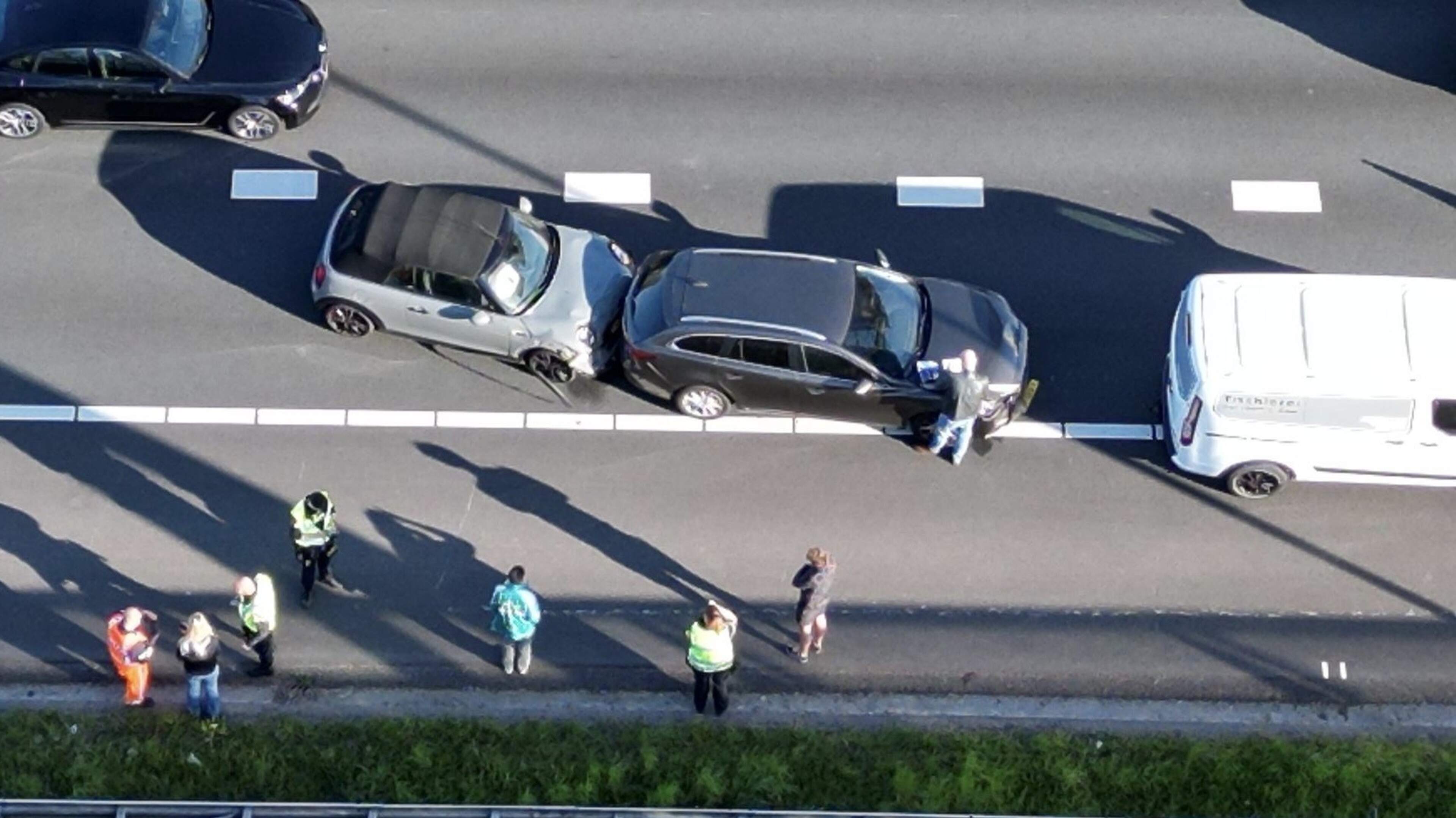 Schade bij kop-staartbotsing met drie voertuigen op A4 in Leiden. Schade bij kop-staartbotsing met drie voertuigen op A4 in Leiden.