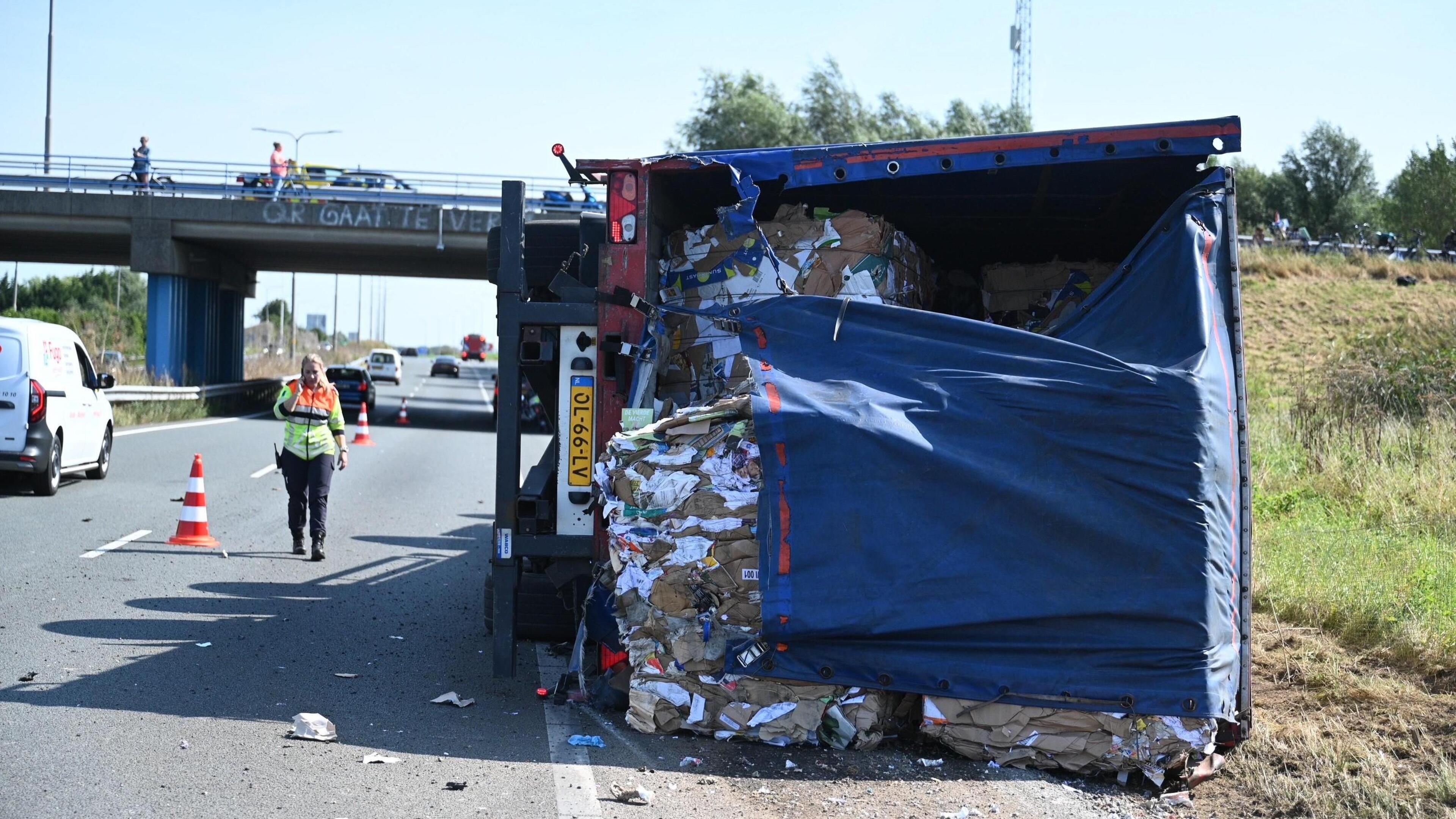 Vrachtwagen gekanteld bij Hazerswoude