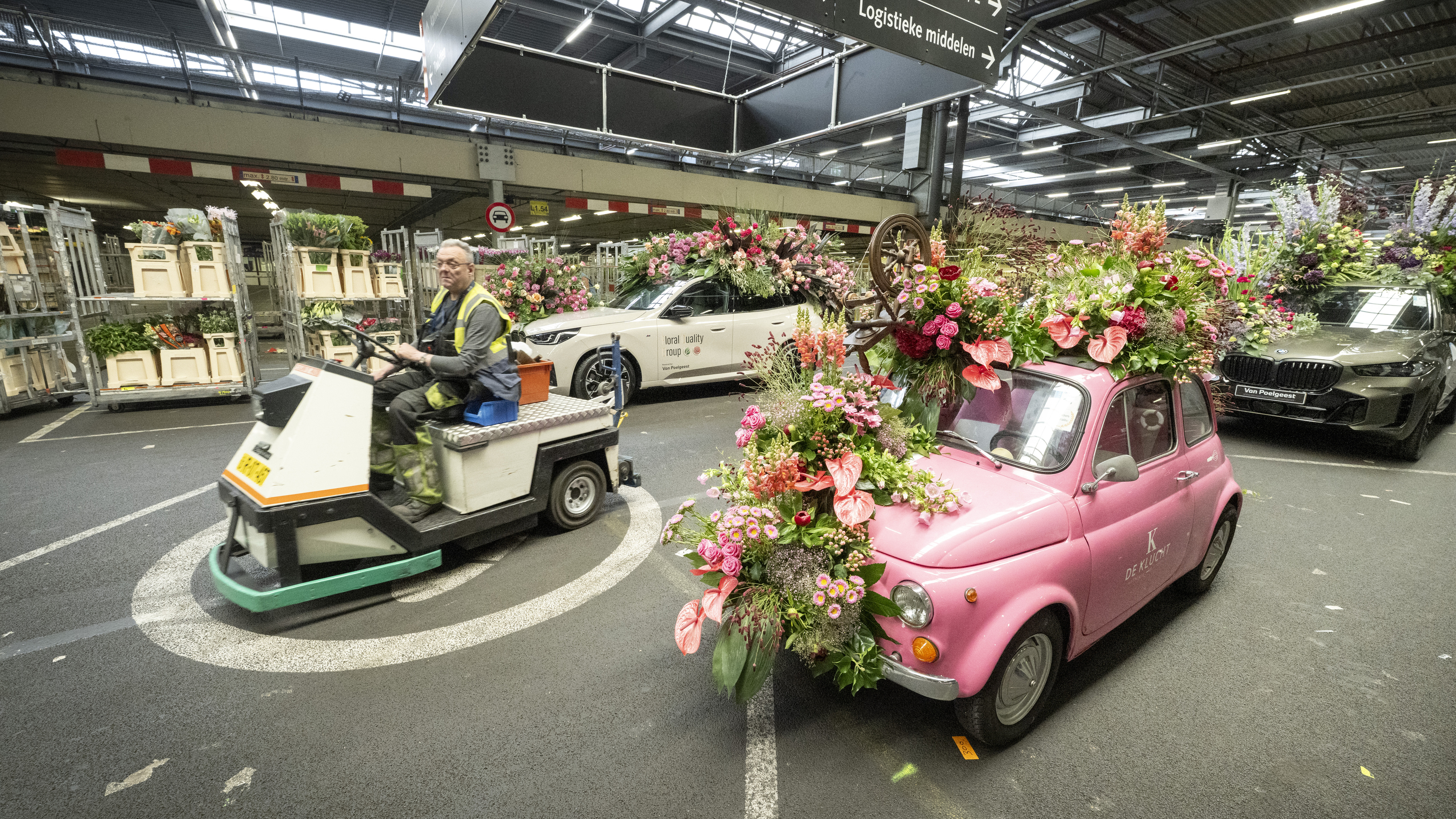 Tot diep in de nacht werken bloemschikkers in Rijnsburg aan hún corso. ’Slapen? Nee joh!’