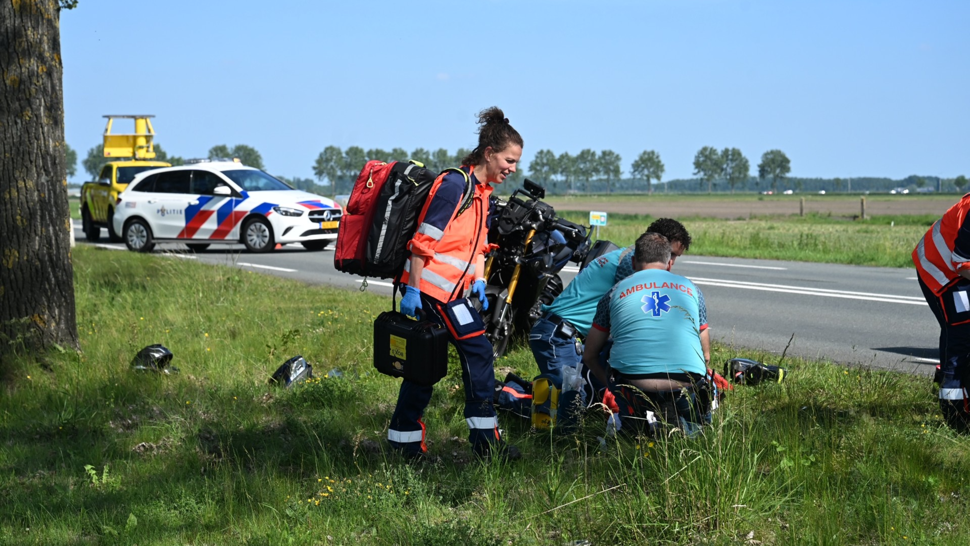 Motorrijder gewond bij ongeluk in Woubrugge, traumahelikopter opgeroepen.