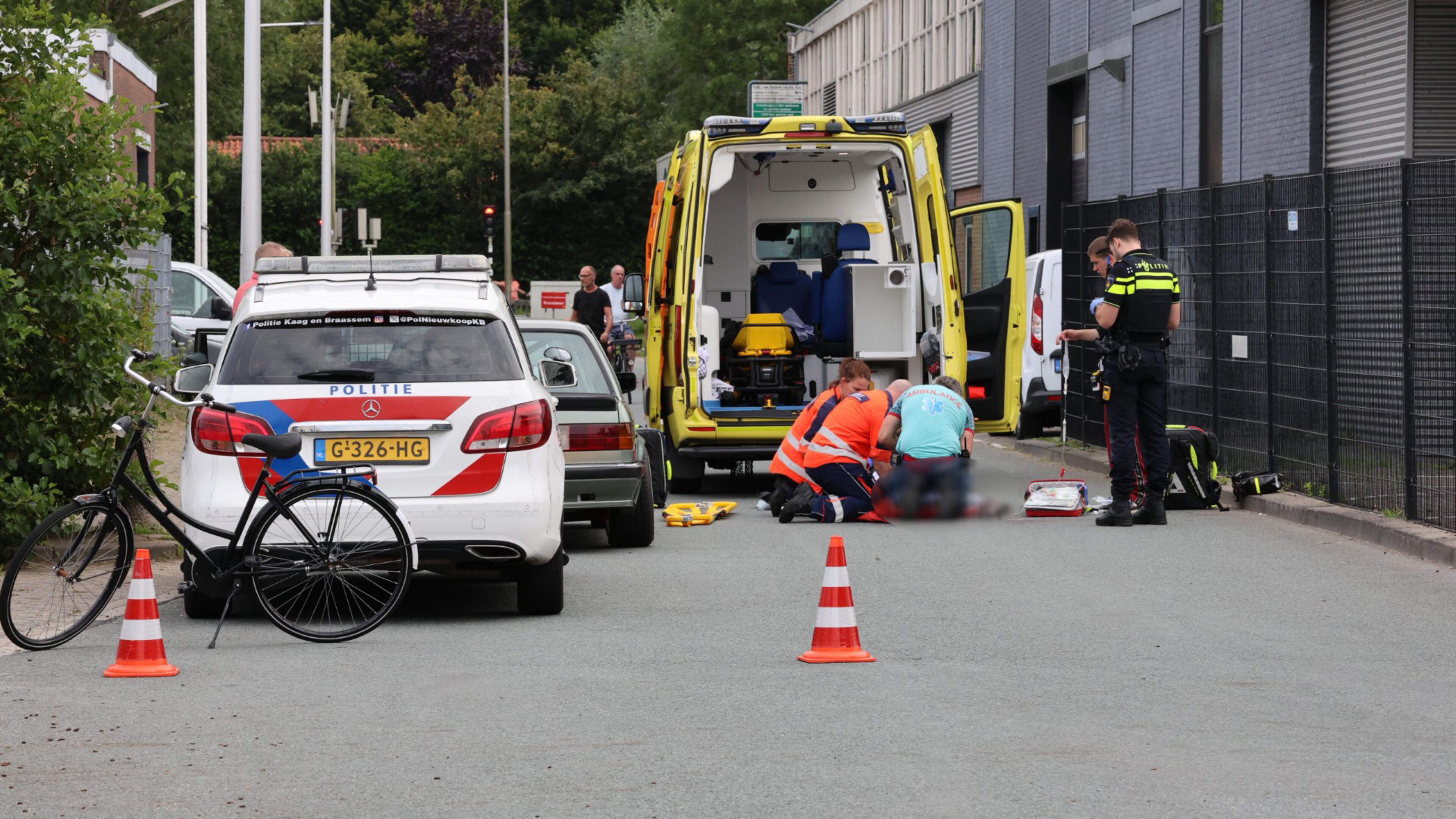 Ongeval op bedrijventerrein in Roelofarendsveen mogelijk veroorzaakt door autorace. ’Het is een wond