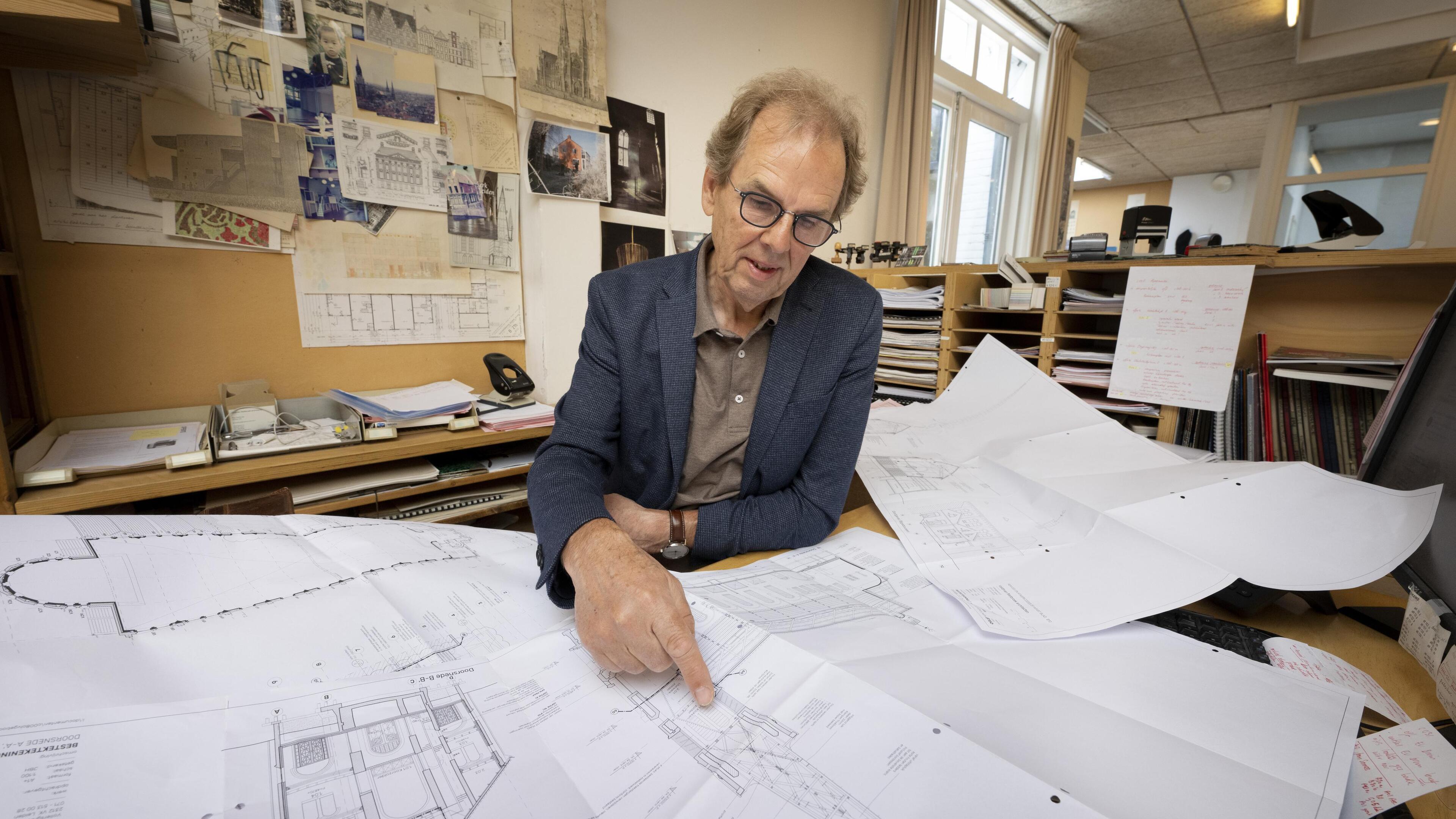 Moet er worden bezuinigd op herbouw kerk Hoogmade door hogere prijzen of kan architect Paul Rietbroe