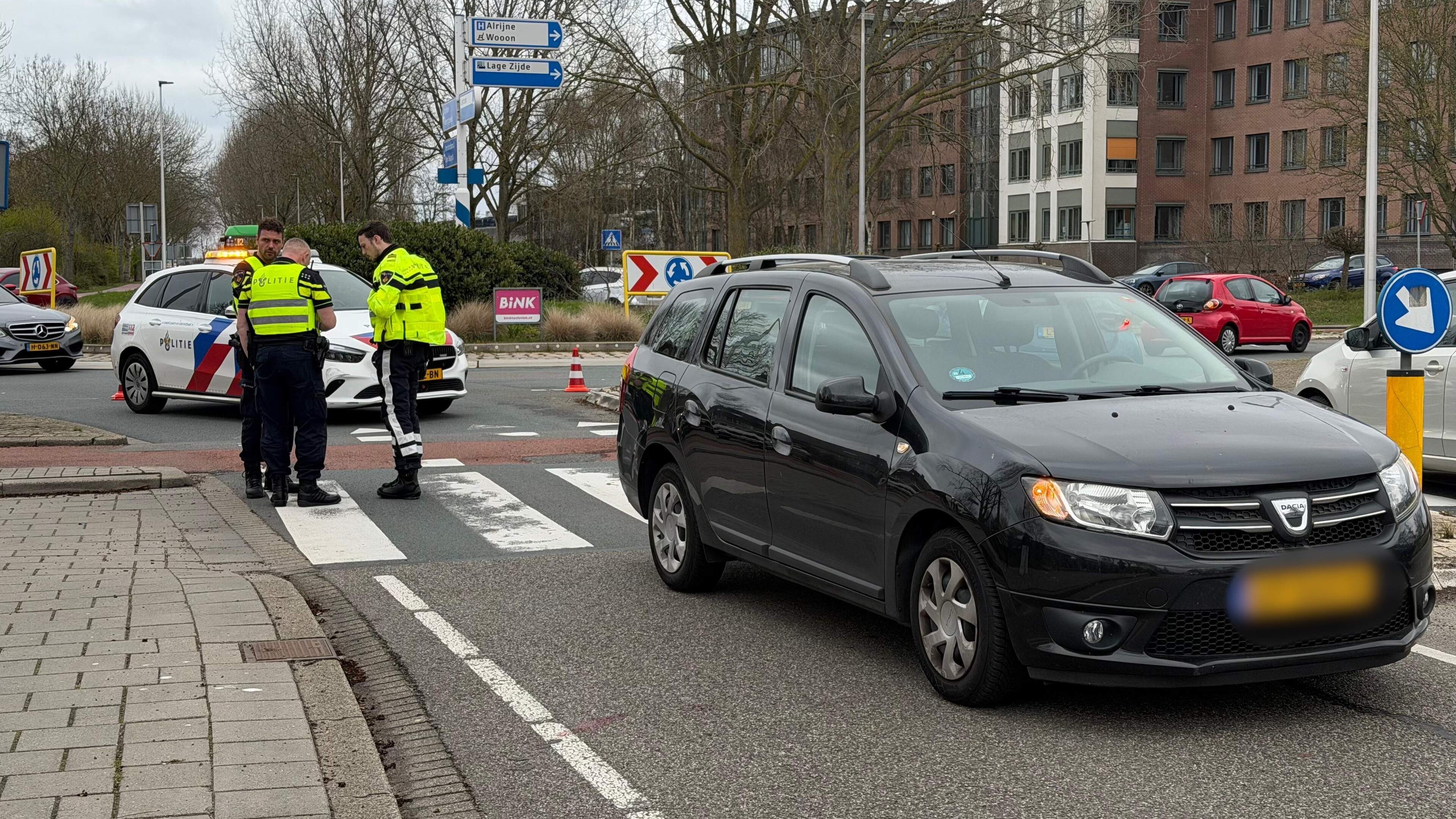 Vrouw met spoed naar ziekenhuis na aanrijding op zebrapad bij rotonde in Leiderdorp.