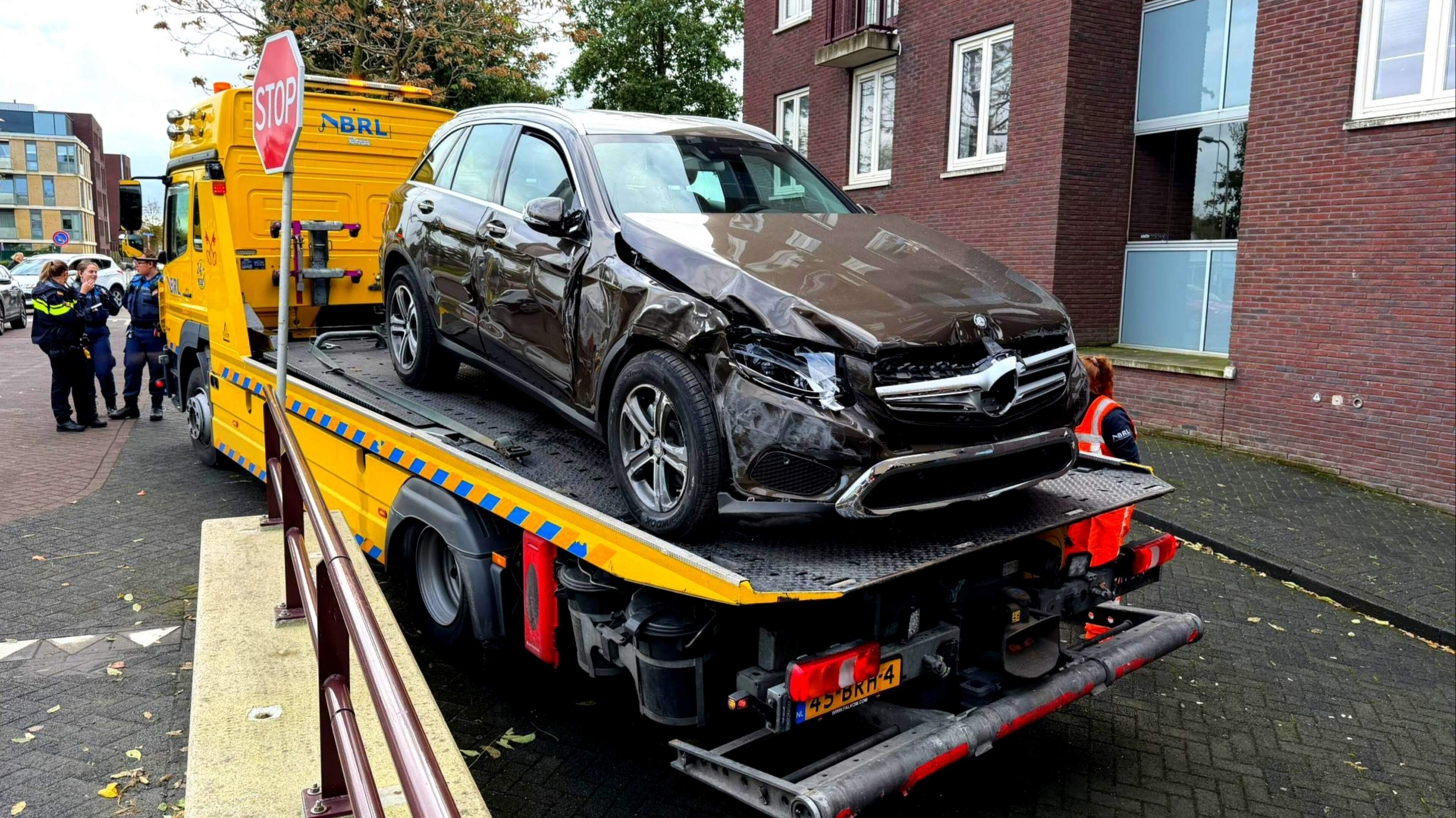 Bestuurster ramt hek van parkeergarage in Rijnsburg, rijbewijs ingevorderd