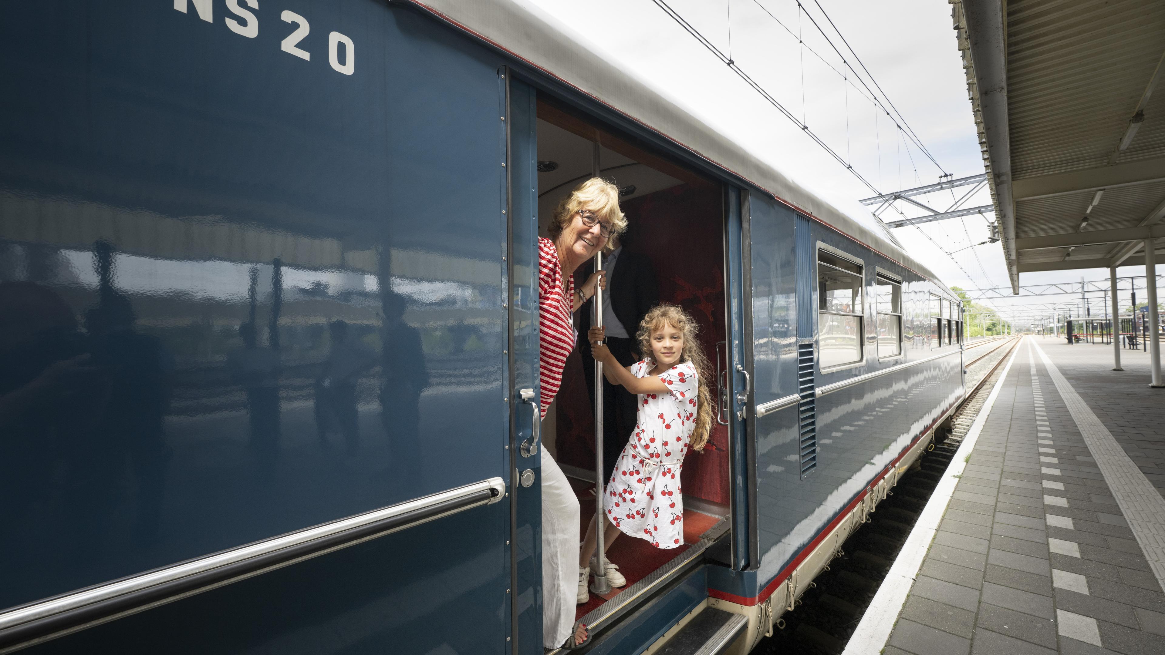 Vrijwilligers kijken ogen uit op historische treinrit door Leiden: ’Dat ik dit nog mag meemaken!’