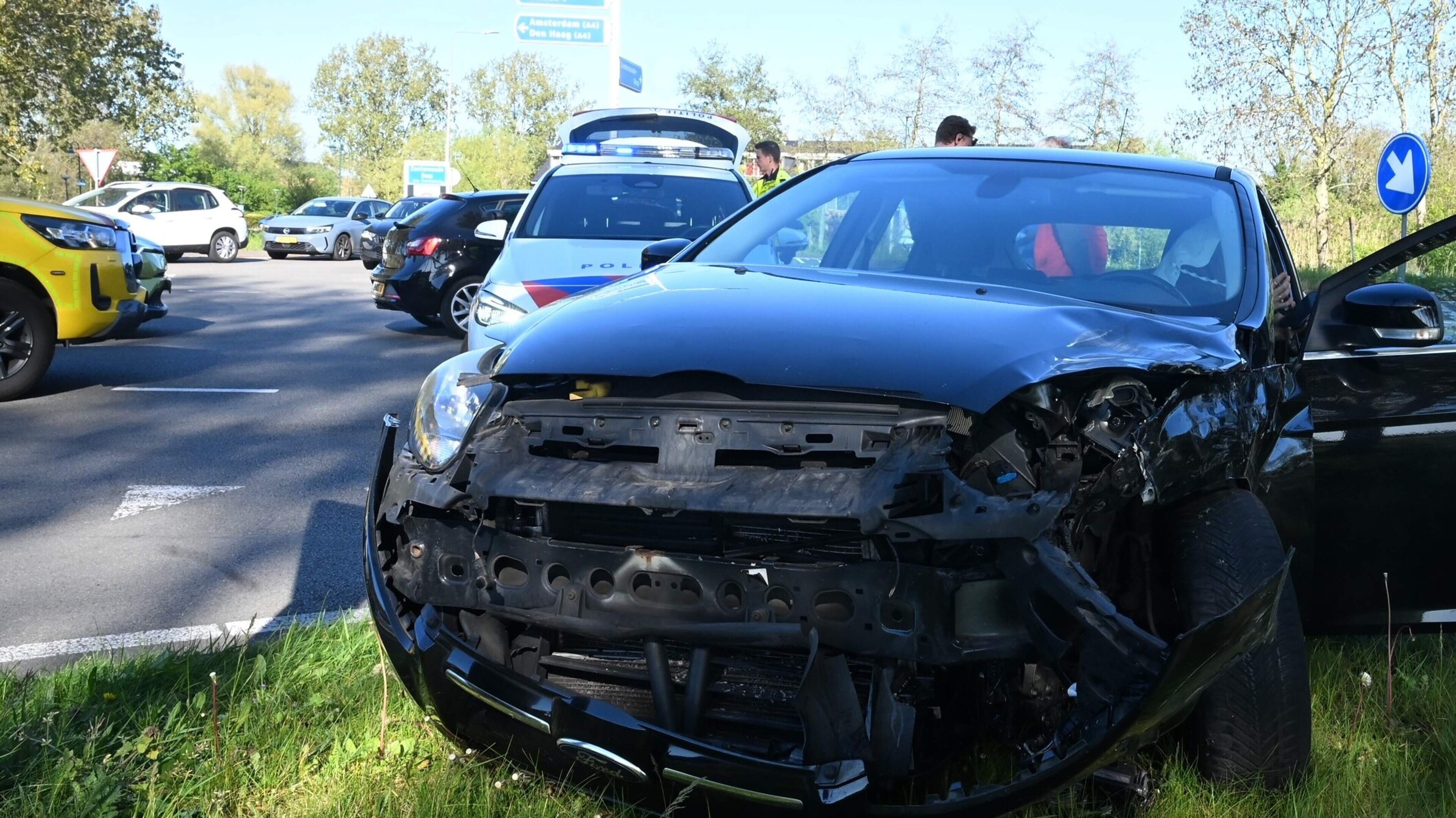 Gewonde bij botsing tussen auto’s op Dr. Kortmannstraat in Zoeterwoude, overlast voor verkeer.