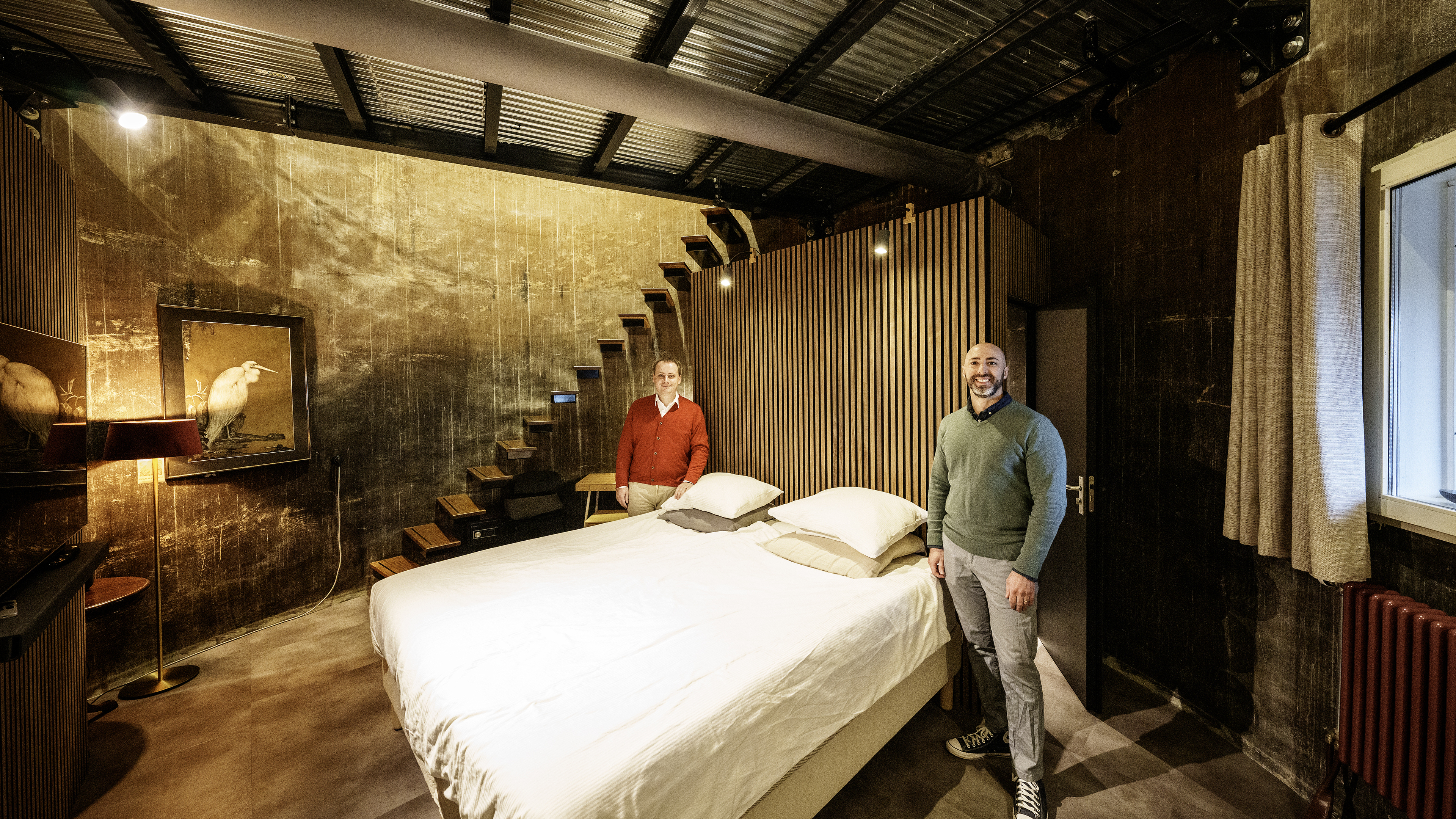 Luka en Paul wonen in de iconische Tulpentoren van Roelofarendsveen, maar nu staat hij te koop