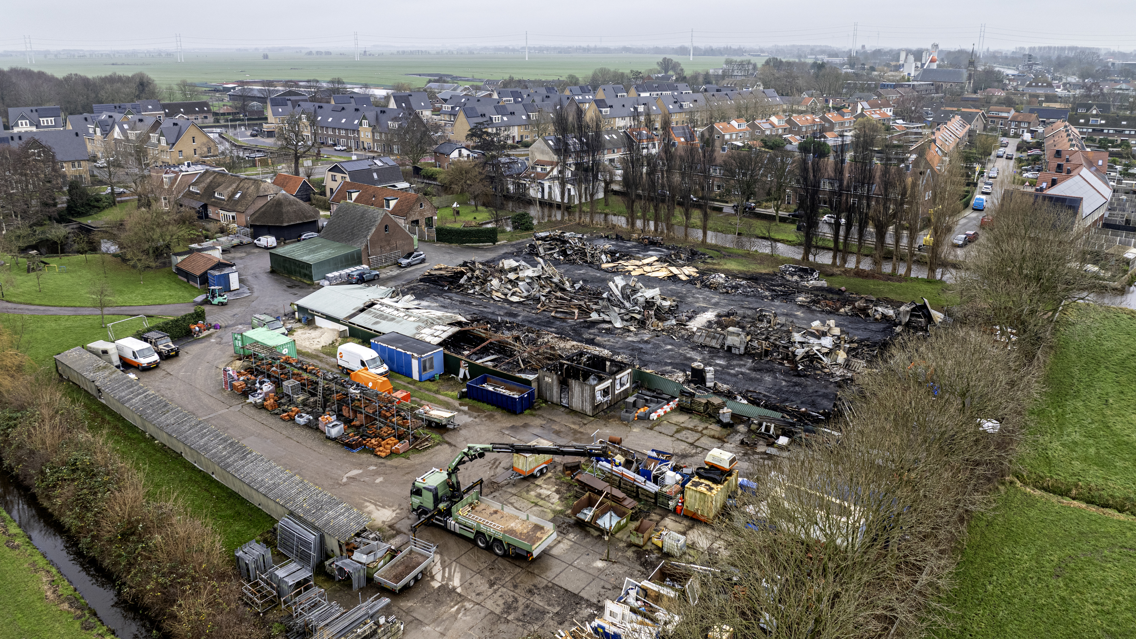 Aannemingsbedrijf Hans de Boer is na brand van maandag alles kwijt: ‘Alle oude machines van opa ston